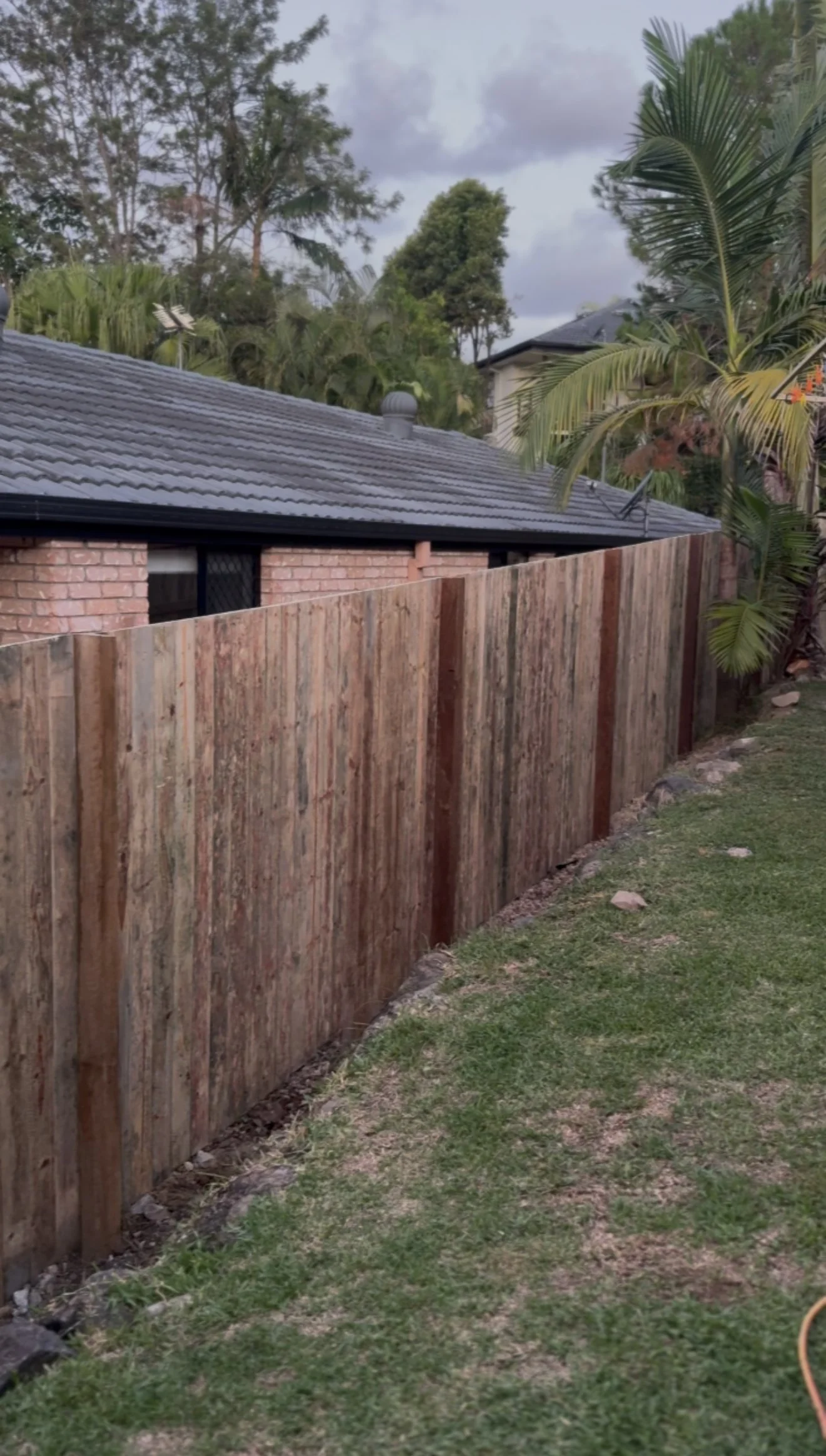 30-metre butted timber fence completed in Pacific Pines