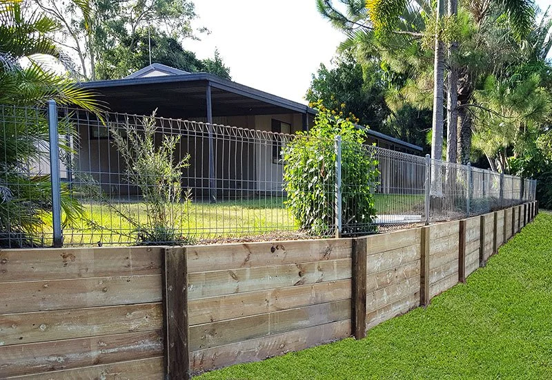 backyard retaining timber wall in molendinar gold coast