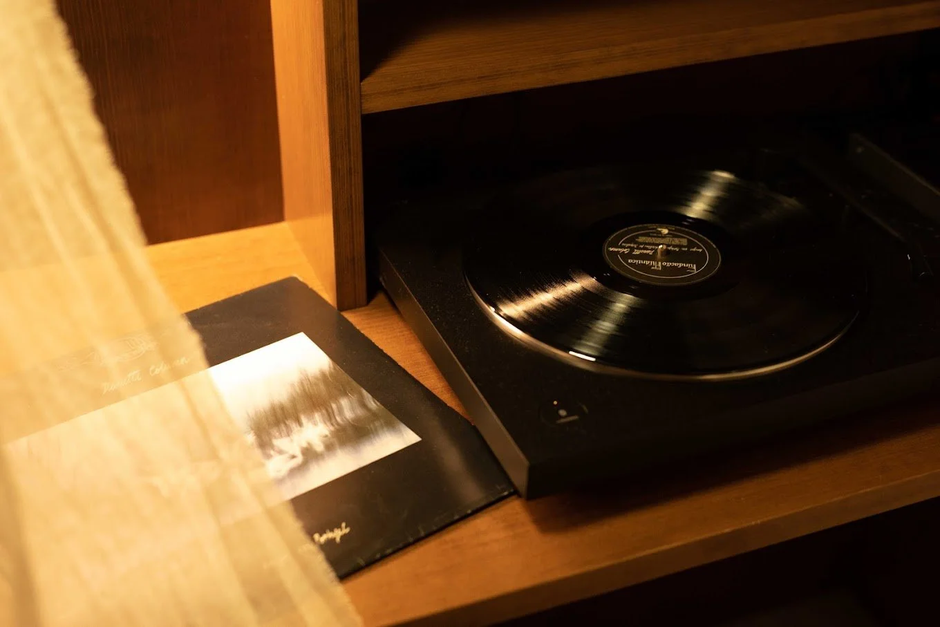 K5-hotel-tokyo-record-player.jpg