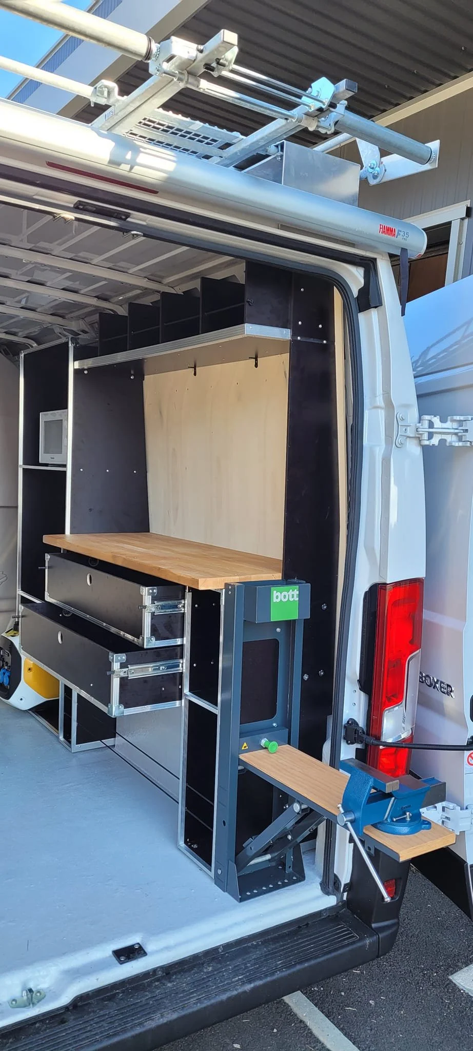 Aménagement intérieur modulaire véhicule utilitaire. Syndicat de rivière.