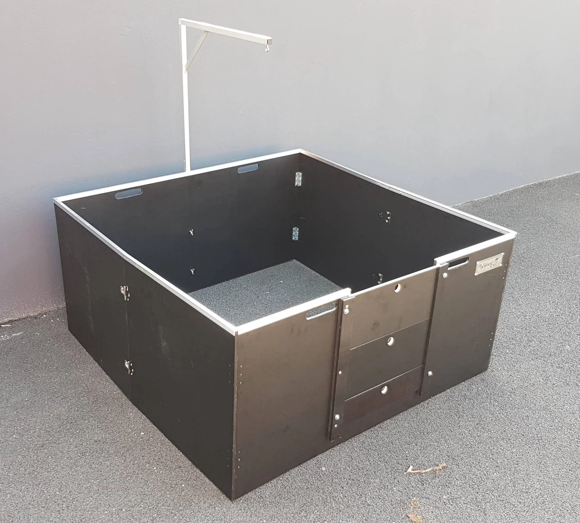 Caisse de mise bas pour chien. Mobilier sur mesure MalavanBox