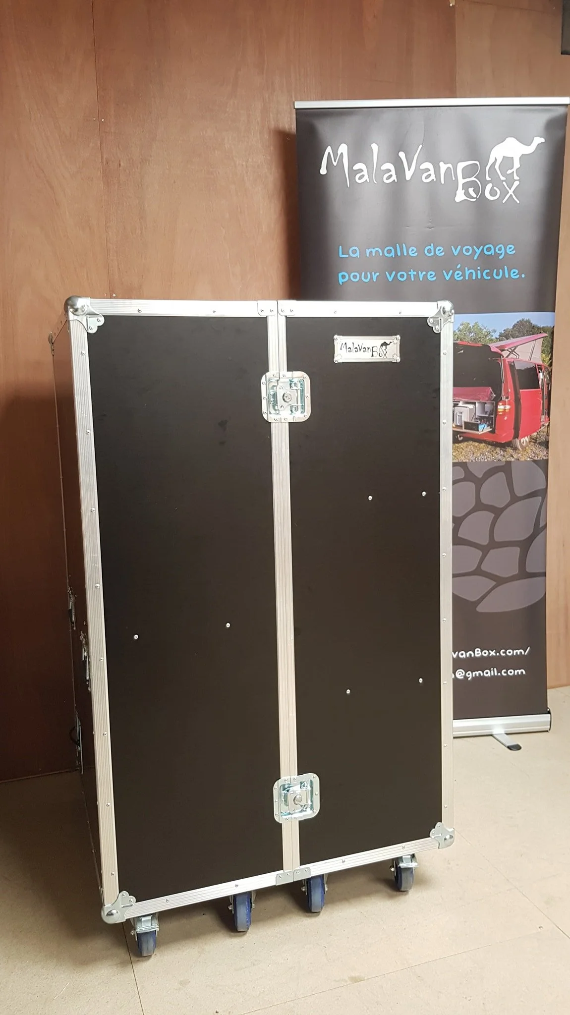 Bureau mobile refermable et transportable
