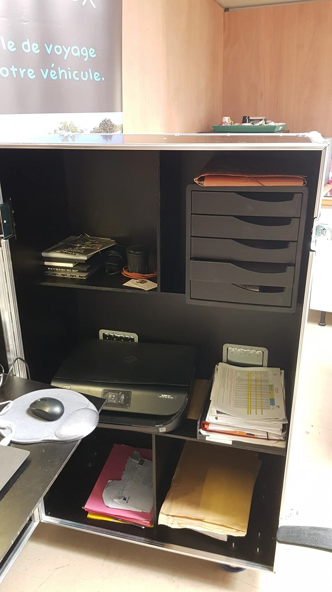 Bureau mobile et transportable. Mobilier sur mesure. MalavanBox