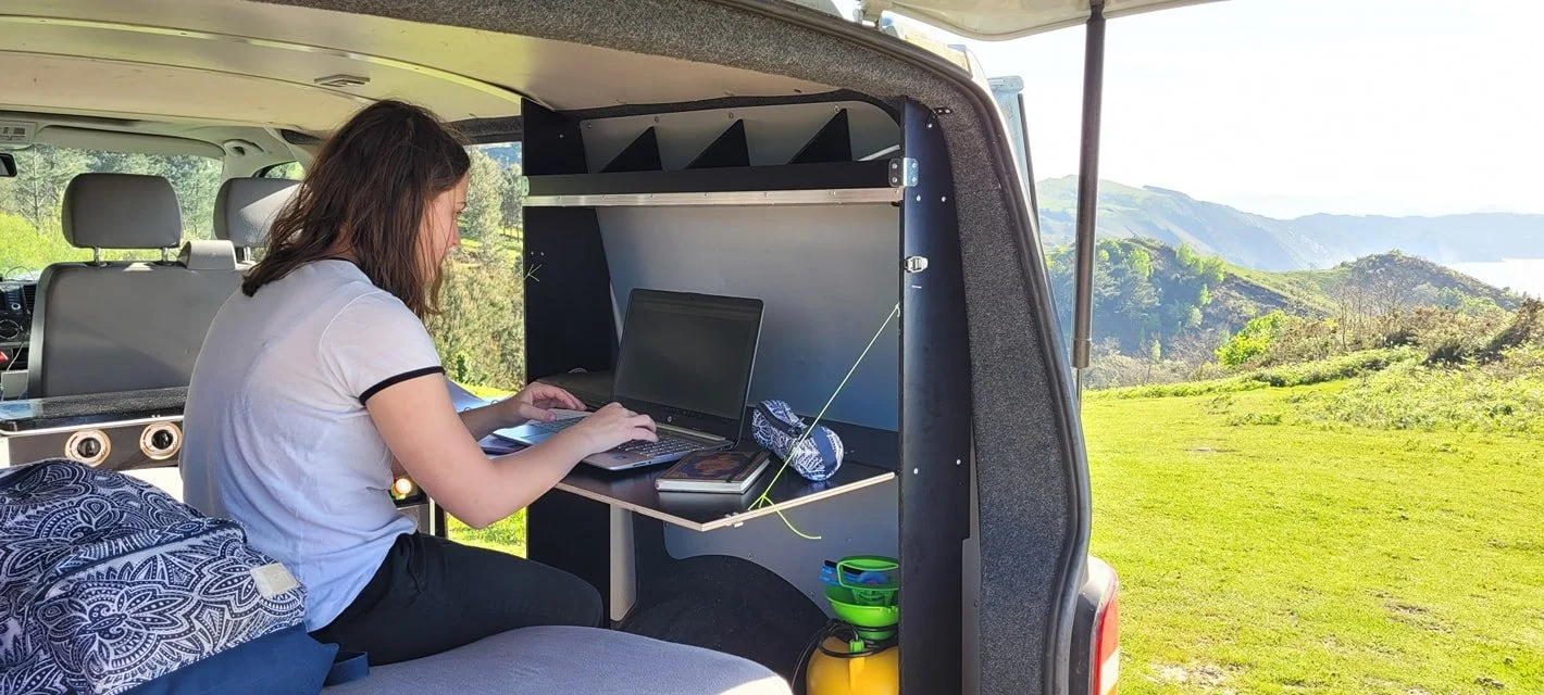 UCamionnette aménagée, coin travail