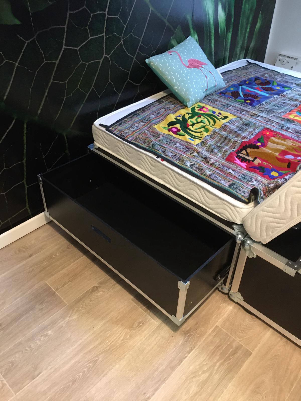 Lit et rangement style flight case - mobilier sur mesure