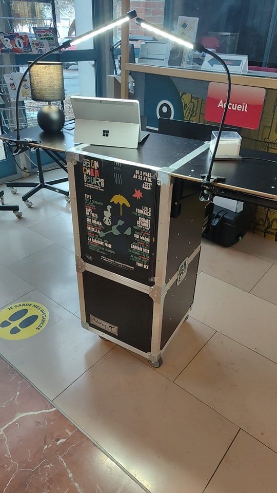 Pupitre d'accueil sur roulette et repliable. MalavanBox flight case sur mesure.