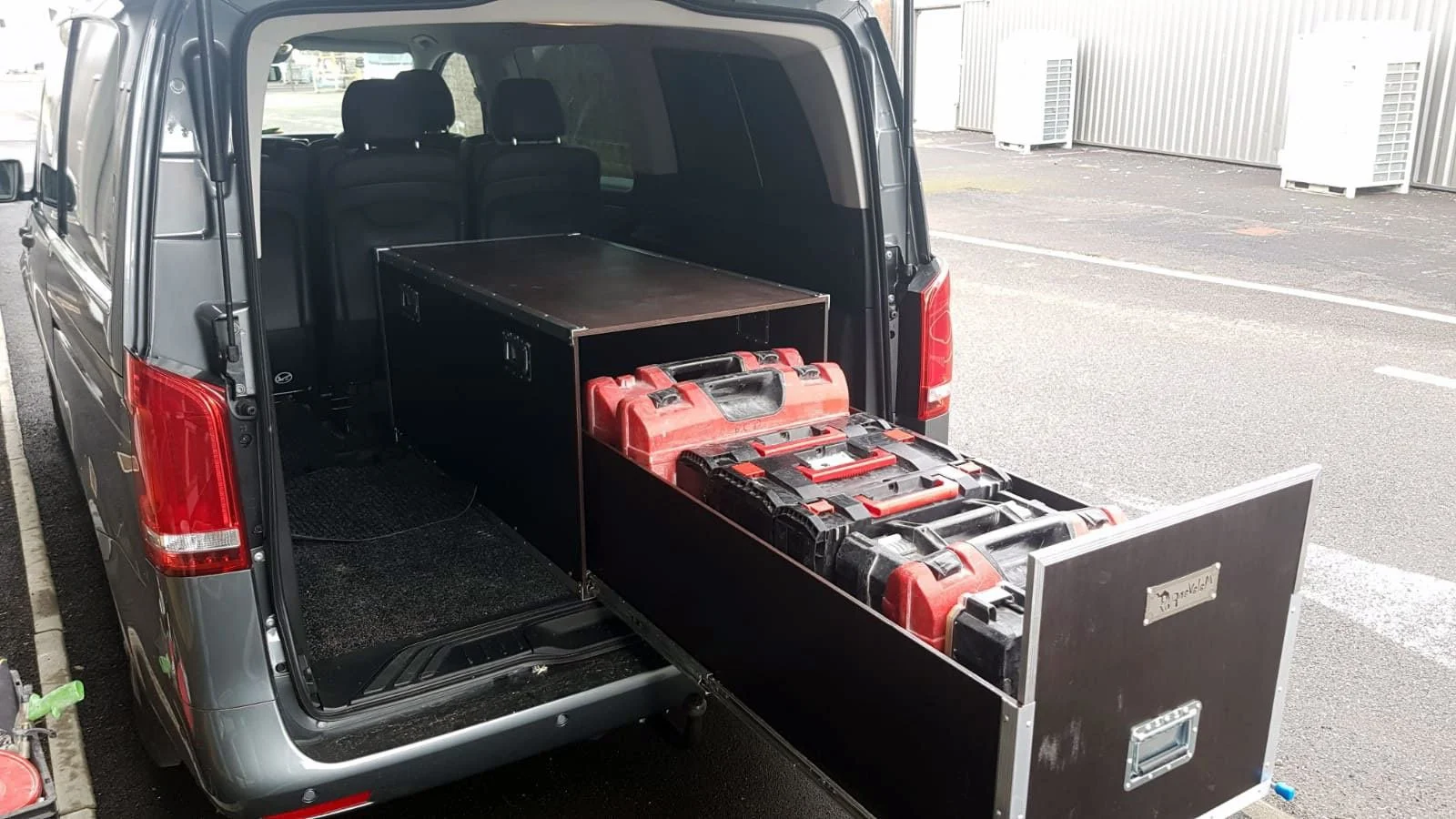 Véhicule utilitaire amenagé sur mesure pour plaquiste