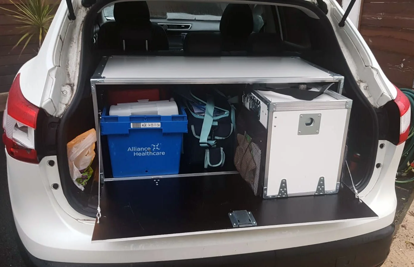 Voiture infirmière aménagé avec équipement médical personnalisé,