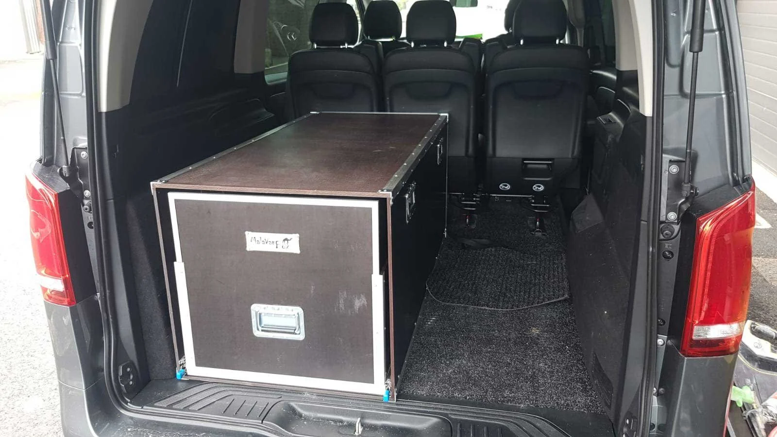 Intérieur d'un véhicule utilitaire aménagé avec malle sur mesure pour plaquiste