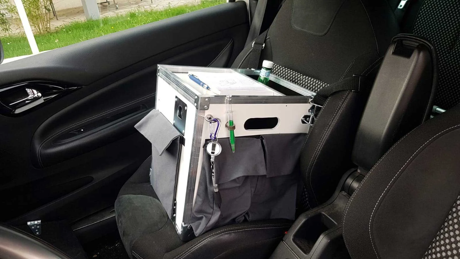 Équipement portable installé sur le siège avant pour infirmière