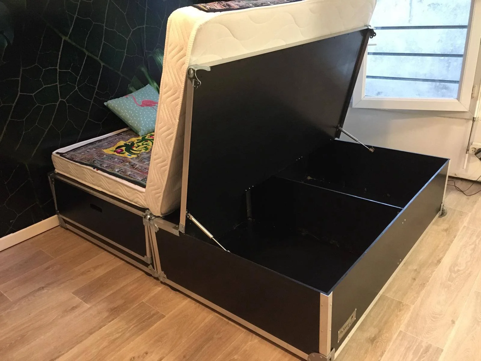 Un lit box avec un matelas. MalavanBox mobilier sur mesure.