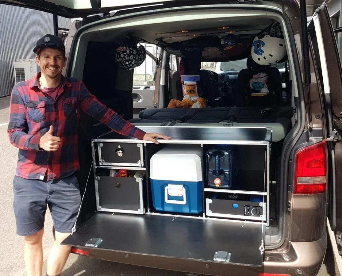 Van équipé d'aménagements pour camping ou voyage