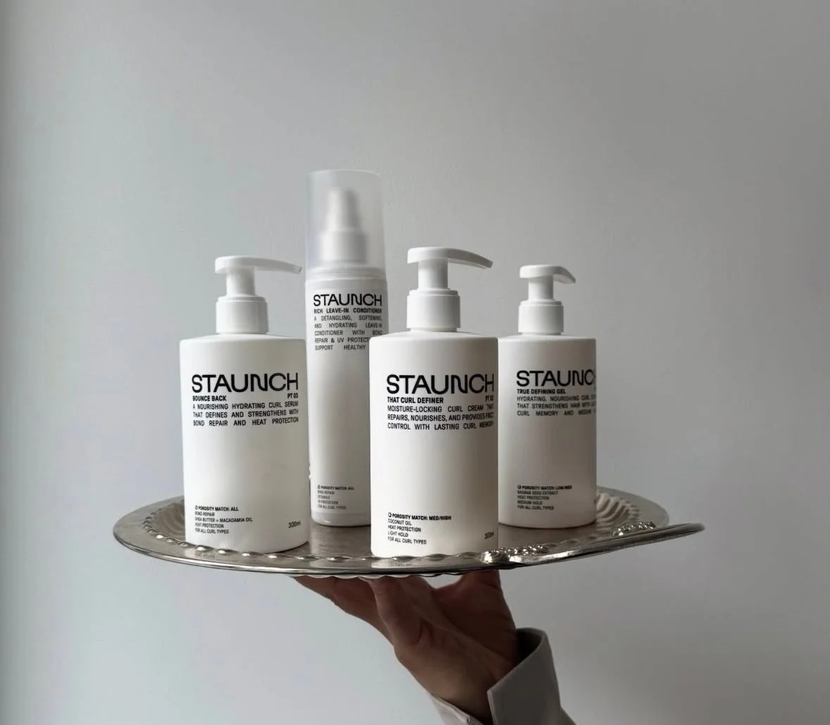 NEW! Voor alle CURLS klanten. 
> STAUNCH! 

Staunch is een premium nieuw Zweeds haarcosmeticamerk eind 2025 gelanceerd en exclusief ontwikkeld voor textured hair; curls, coils and waves! 

Het merk ademt Scandinavian clean beauty en werkt alleen m