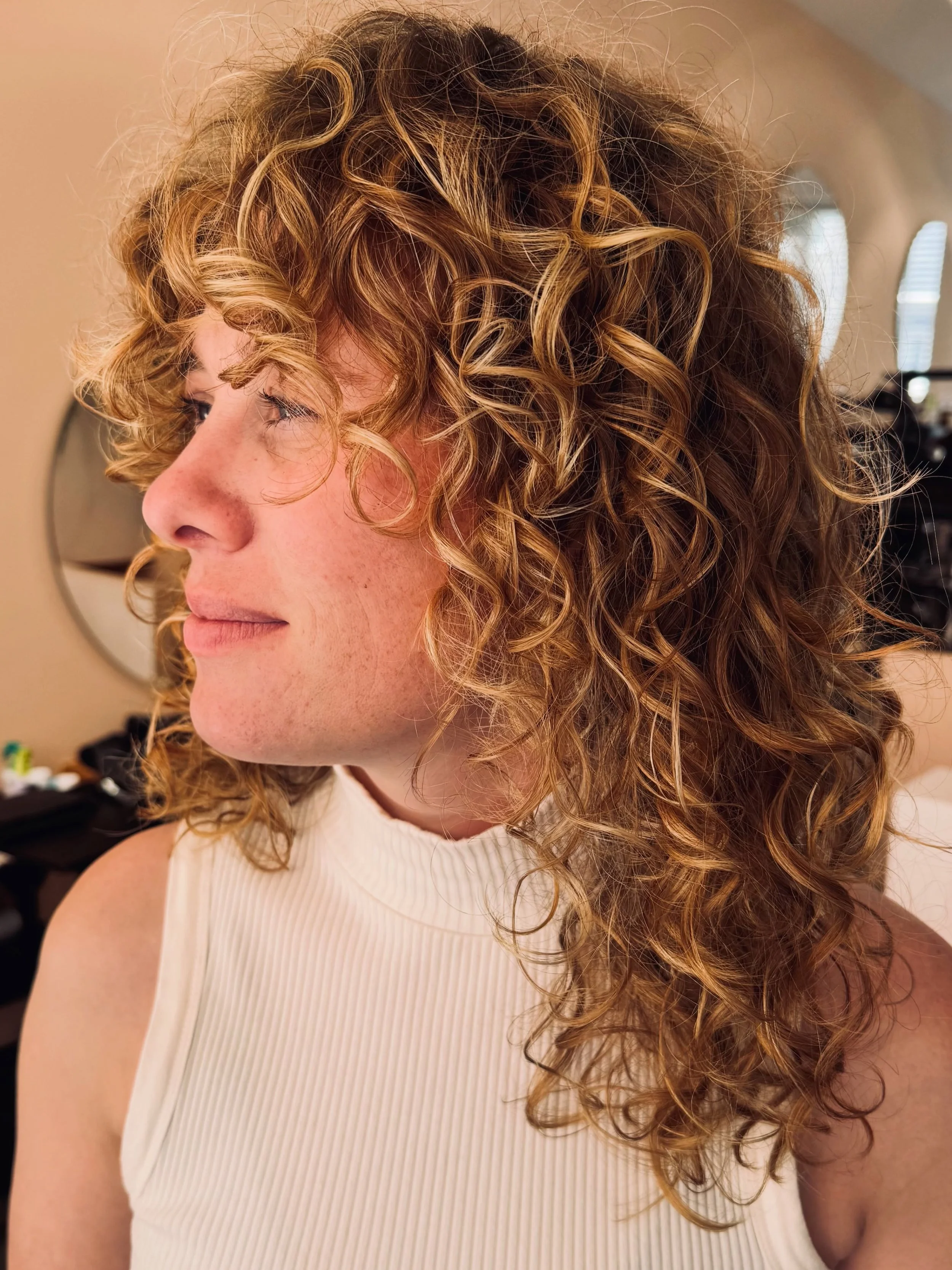 Laat die krullen maar bouncen, bewegen, dansen en groot zijn! 🧡

#lonnhair #kapperrotterdam #kapperkralingen #curls
