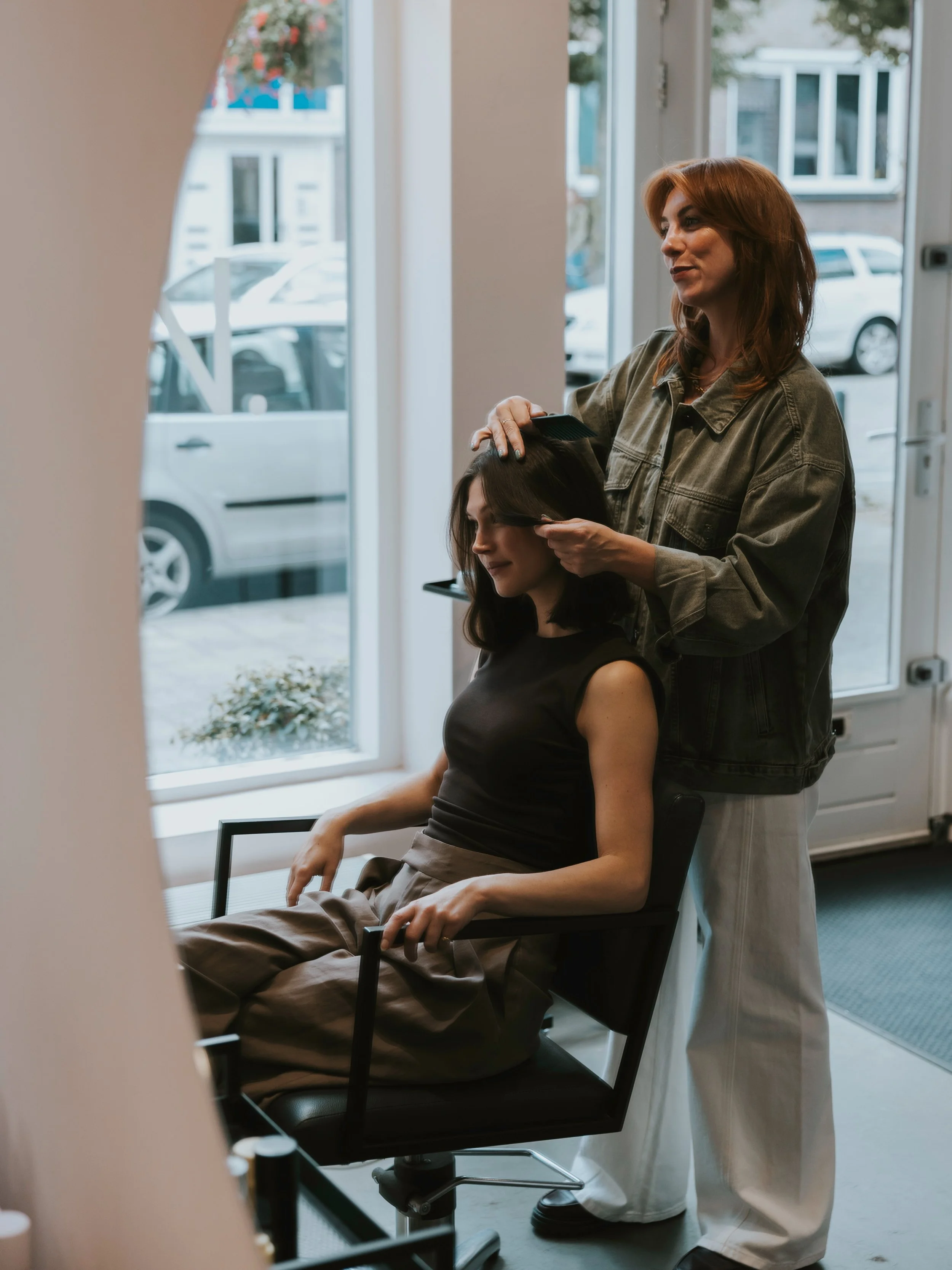 WORK. 

Wat ik het mooiste vind aan mijn werk? Het totale plaatje.
Van het moment dat je binnenkomt tot het eindresultaat. Ik vind het juist leuk om alles samen te laten komen: de kleur helemaal te personaliseren op jou, de juiste coupe te cre&euml;r