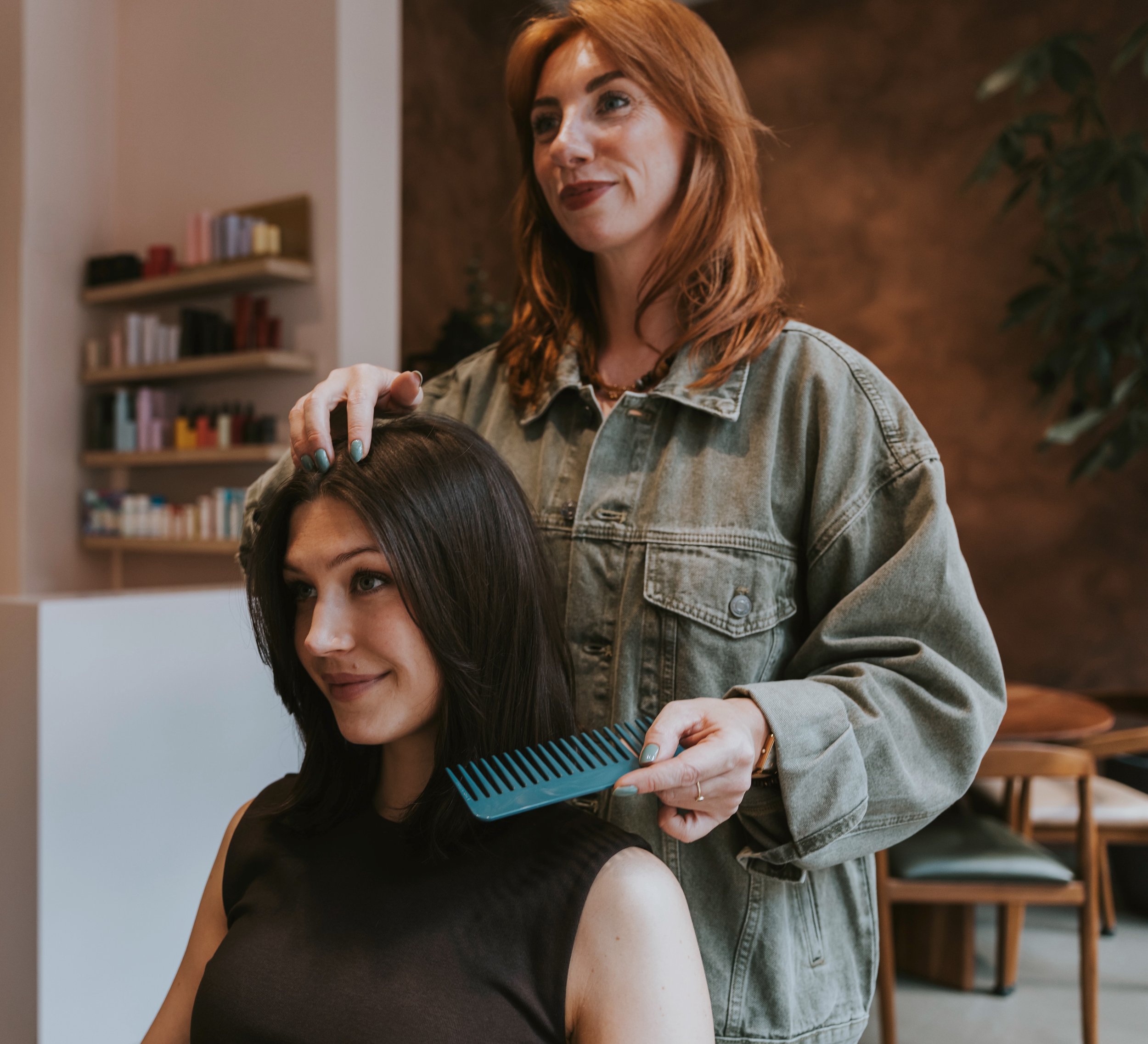 Autumn hair tip! 🤎

Glanzend haar, dit wil je ook in de herfstmaanden, toch? Het begint bij de juiste verzorging. De kou en droge lucht kunnen je haar wat droger en pluiziger maken.

Kies de producten die passen bij jouw haar en geef je lengtes wat 