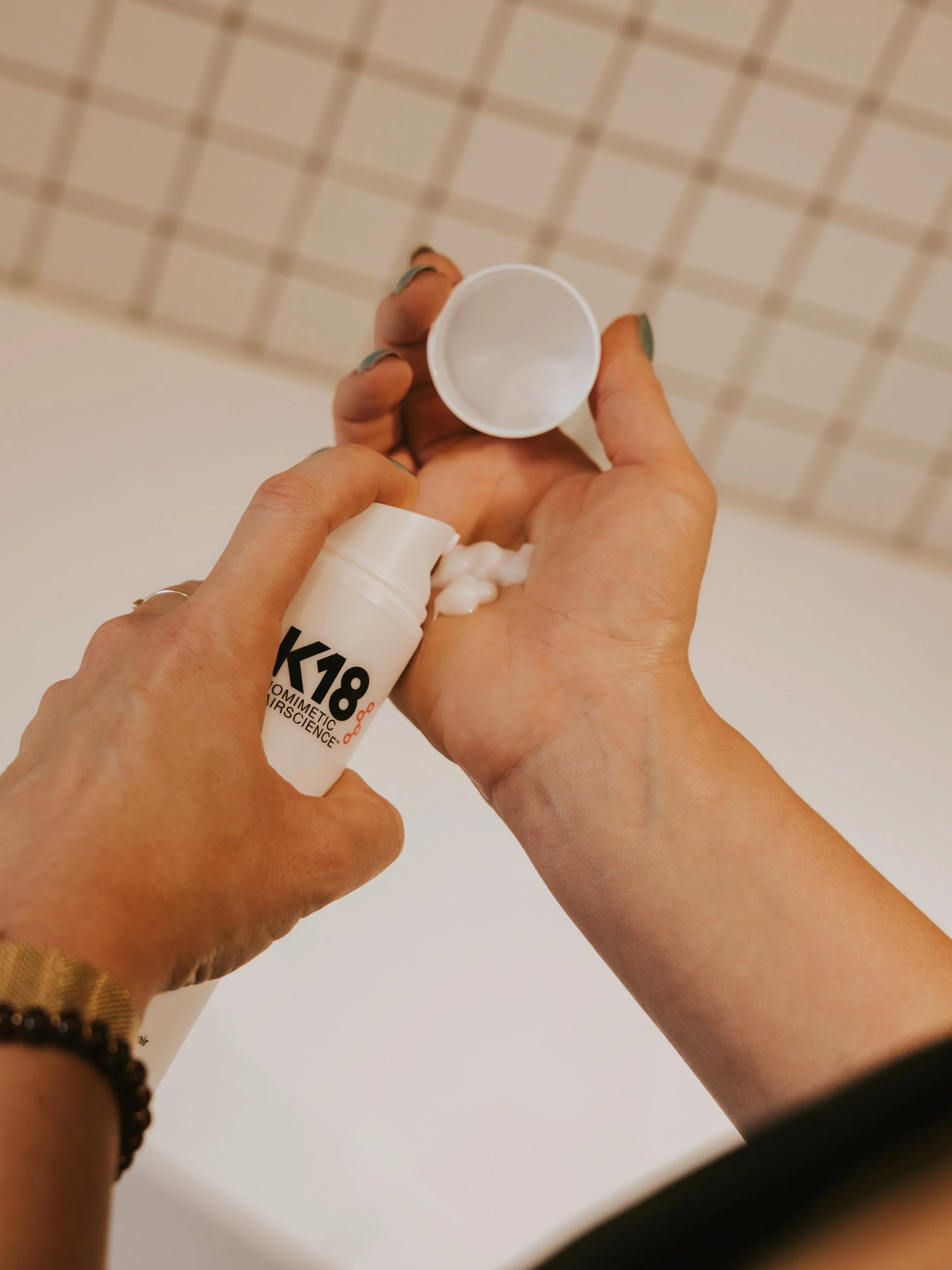 K18 🤍

Een mooie kleur begint in de salon, maar de juiste verzorging maakt het verschil, juist ook thuis.

Ik werk met producten waar ik &eacute;cht achter sta, zoals K18. Een favoriet om beschadigd haar te helpen herstellen en de kwaliteit van je h