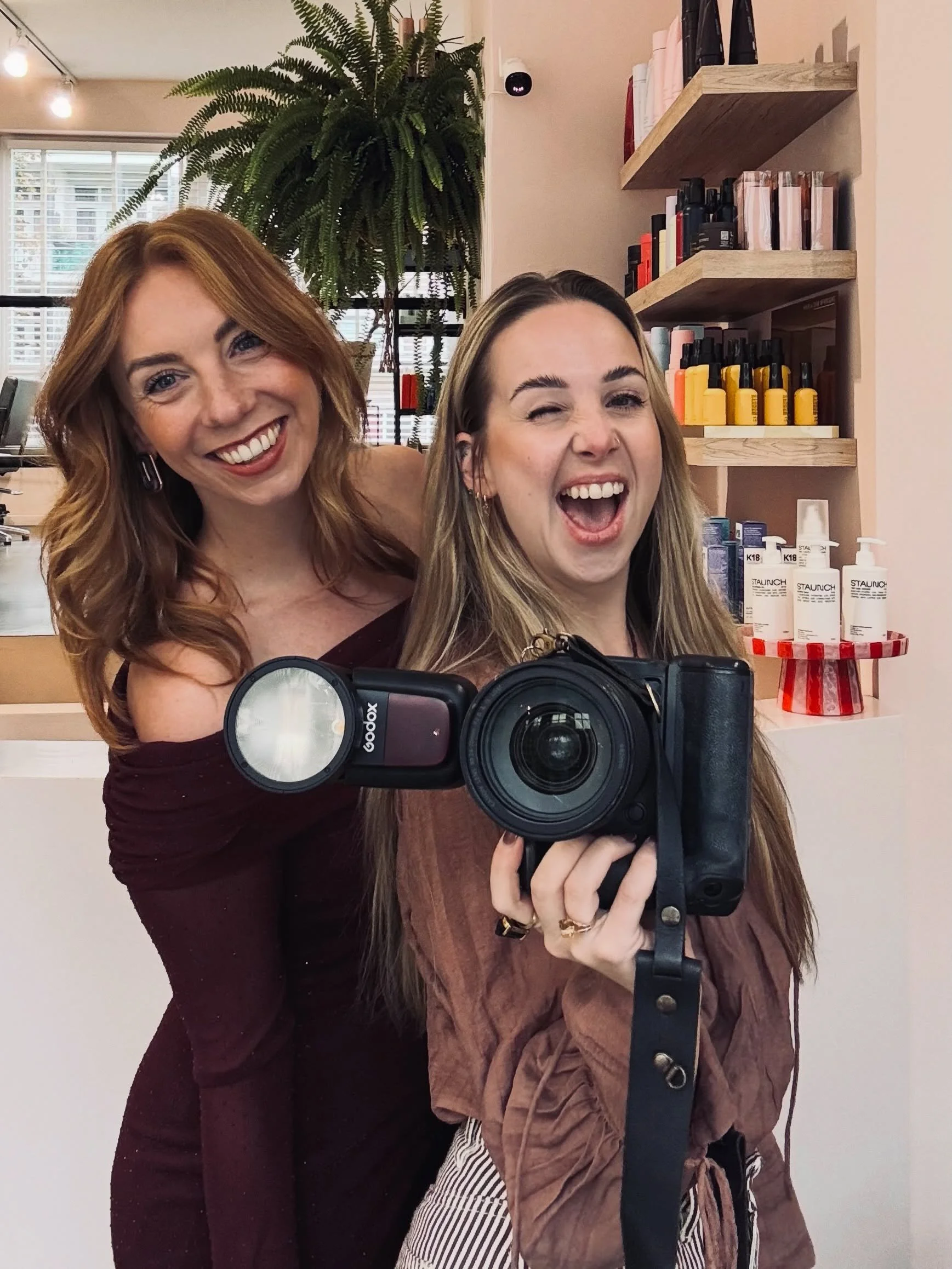 MANON &amp; LONN. 

Wat een fijne samenwerking met deze topper! 🤎

Zo leuk hoe wij op elkaars pad terecht zijn gekomen. Jaren geleden zei een vriendin van ons allebei al, toen we elkaar nog niet eens kenden: &ldquo;Jullie lijken z&oacute; erg op elk