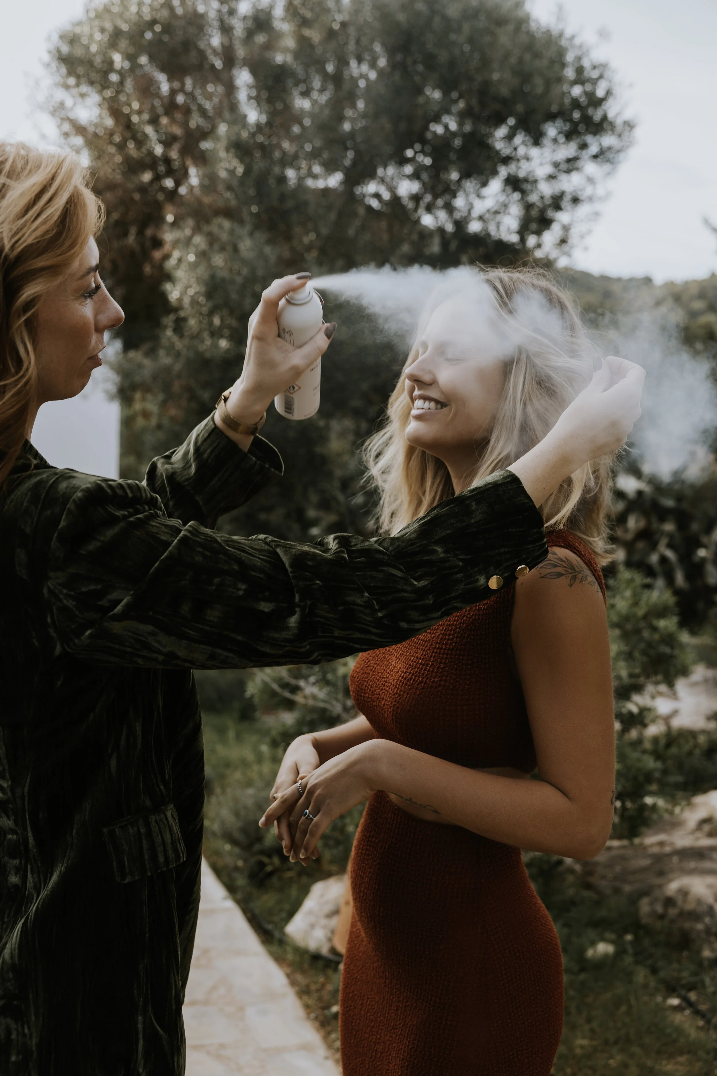 Kapster Madelon is het haar aan het insprayen met Kevin Murphy haarverzorgingsproducten van een klant, halflang blond haar, styling, in model brengen, knippen