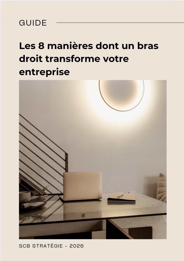 Couverture d'un guide avec le titre "Les 8 manières dont un bras droit transforme votre entreprise", affichant un bureau moderne avec un ordinateur portable, des carnets et une lumière d'ambiance