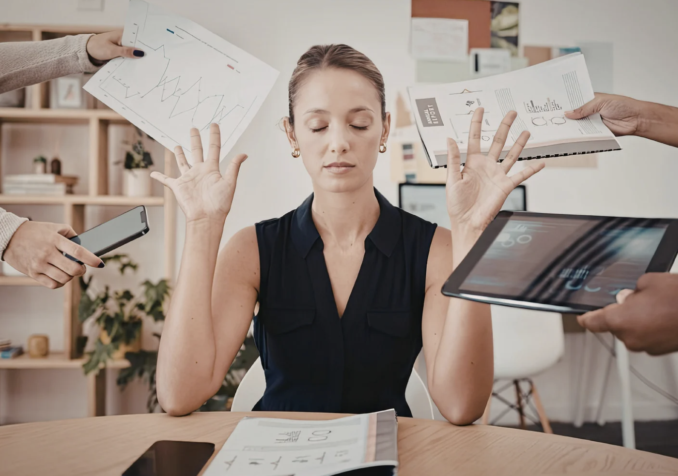 Une femme assise avec les yeux fermés, entourée de plusieurs mains qui lui tiennent des documents et un téléphone, dans un environnement de bureau ou de travail.