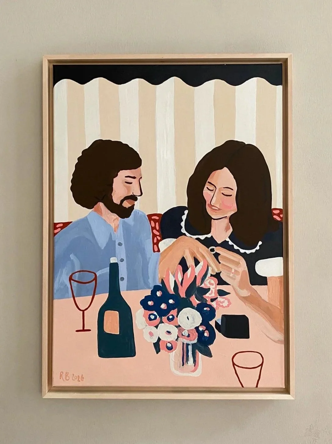 Ein Gemälde einer Mann und einer Frau, die sich an einem Tisch mit einer Blumenvasen und Wein teilen, im Stil der Pop-Art.