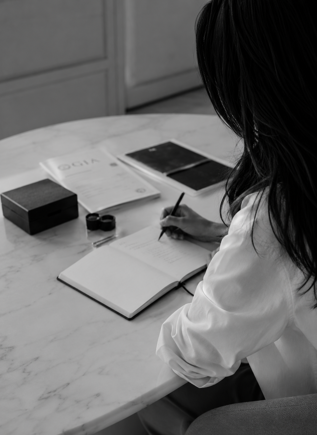 Xenia Meler Bech designing bespoke engagement rings during a jewellery consultation. Founder of Meler Bech Personal Jeweller specialising in handcrafted wedding bands, custom diamond jewellery and coloured gemstones. Extreme expertise, Diamond 4C.