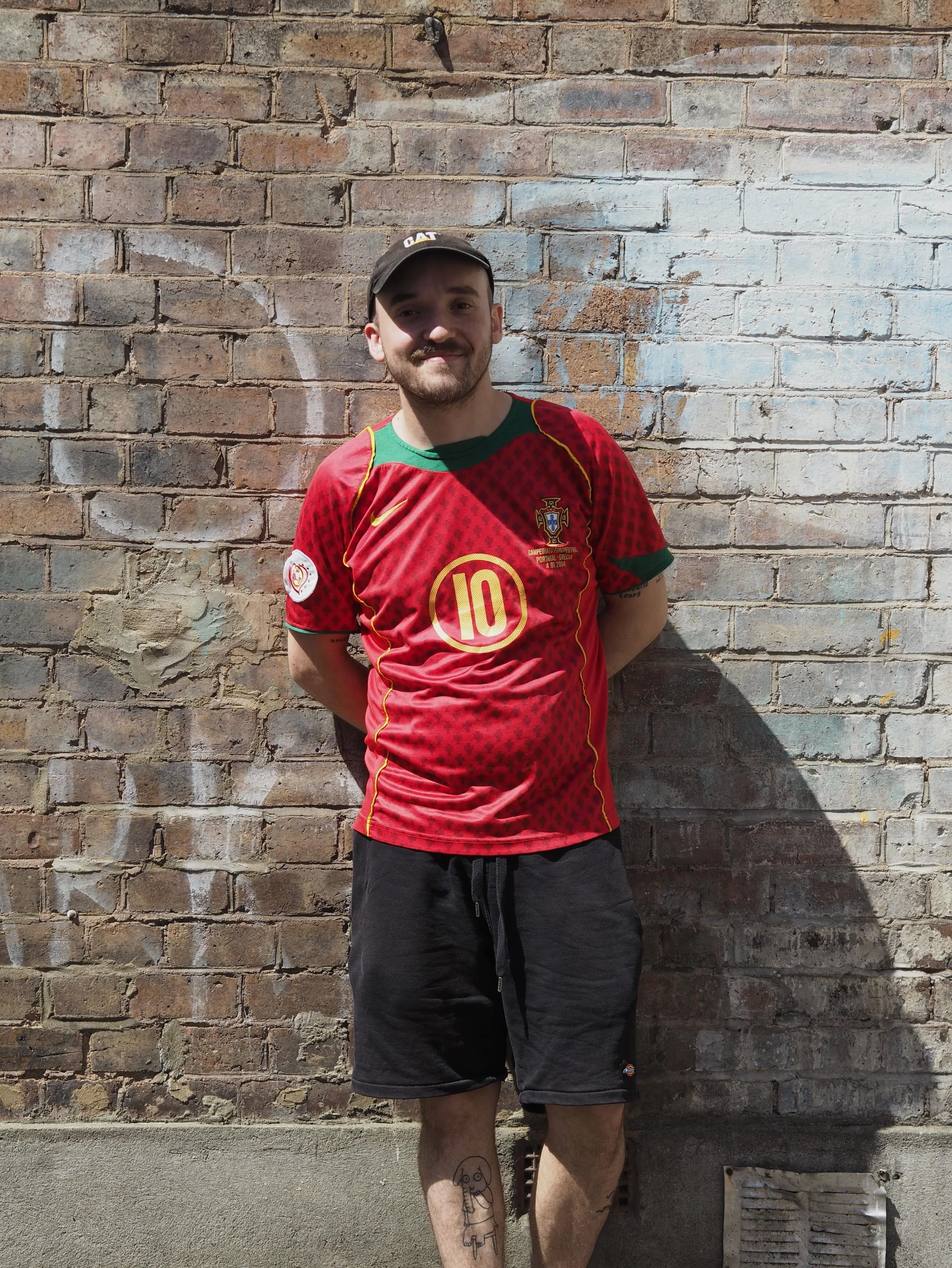 NEXT UP IS ALEX FERRO, THE MAN BEHING GWEI-LO !

Alex comes with a rather fucking amazing heritage ! Born in Mozambique, grew up next to a Chinese community, which clearly influenced his way of seeing a plate, then moved to Lisbon at 19 to attend cul