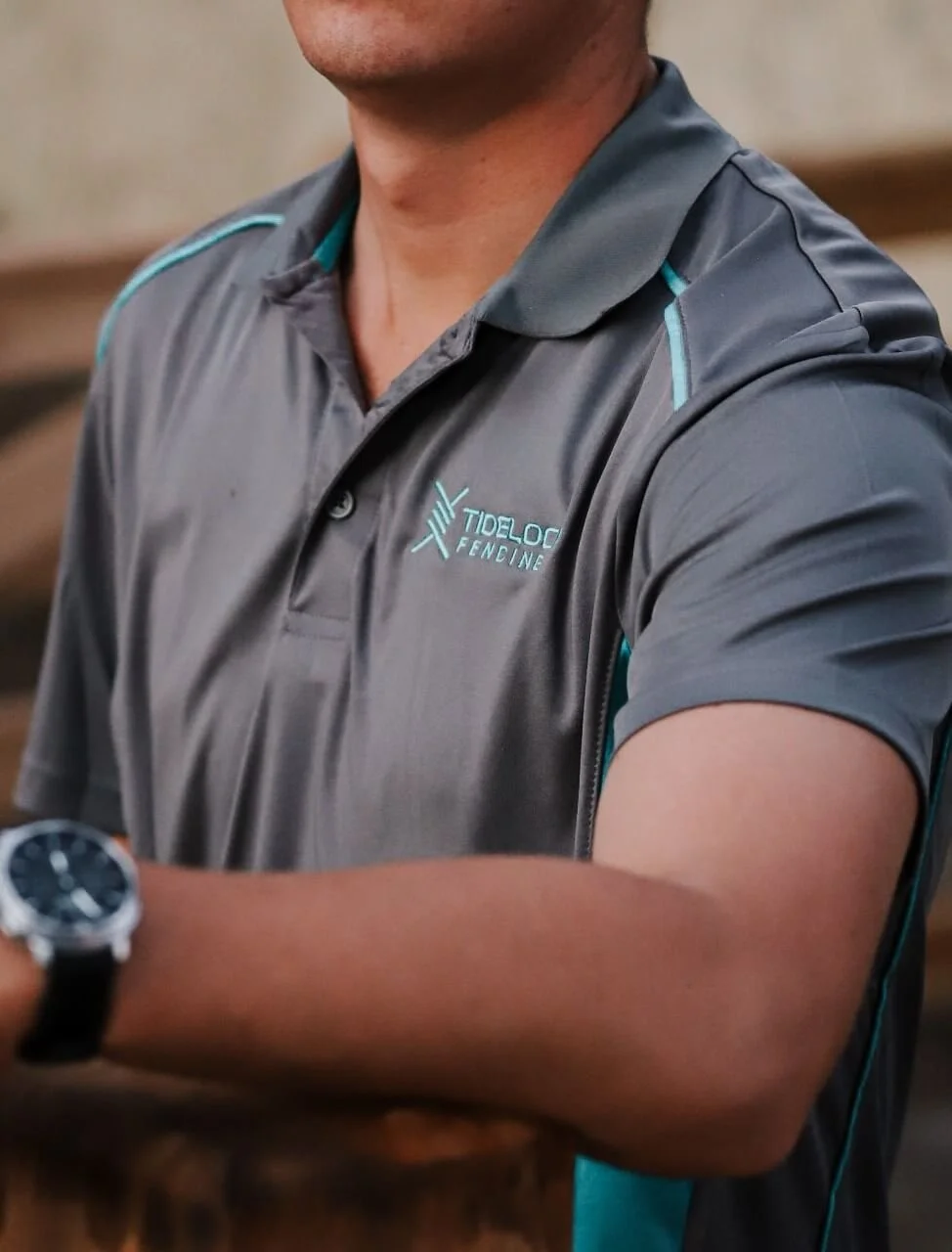 Manwearingtidelockfencinggreypoloshirt