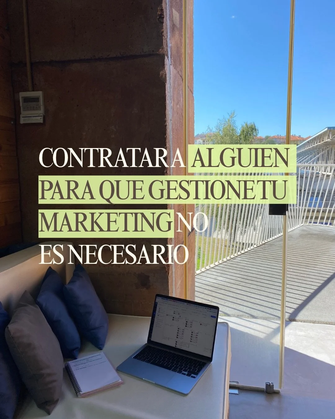 El marketing es la forma en la que tu negocio se comunica, c&oacute;mo se muestra al mundo y c&oacute;mo lo perciben las personas, incluso antes de conocerte. Est&aacute; en cada detalle de tu marca, dentro y fuera de lo digital. 

Y detr&aacute;s de