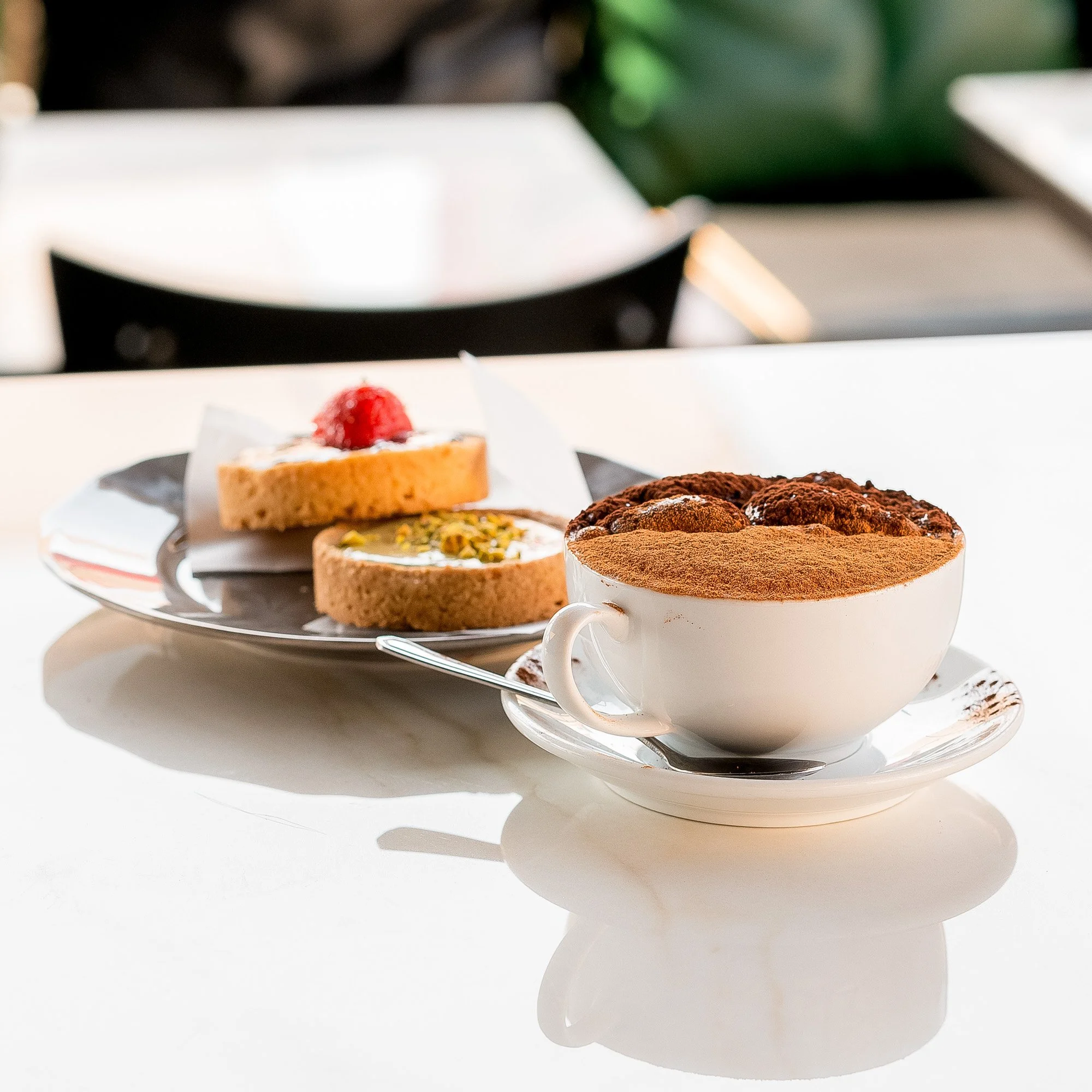 Selezione di dolci, tra cui cioccolatini, biscotti e torte.