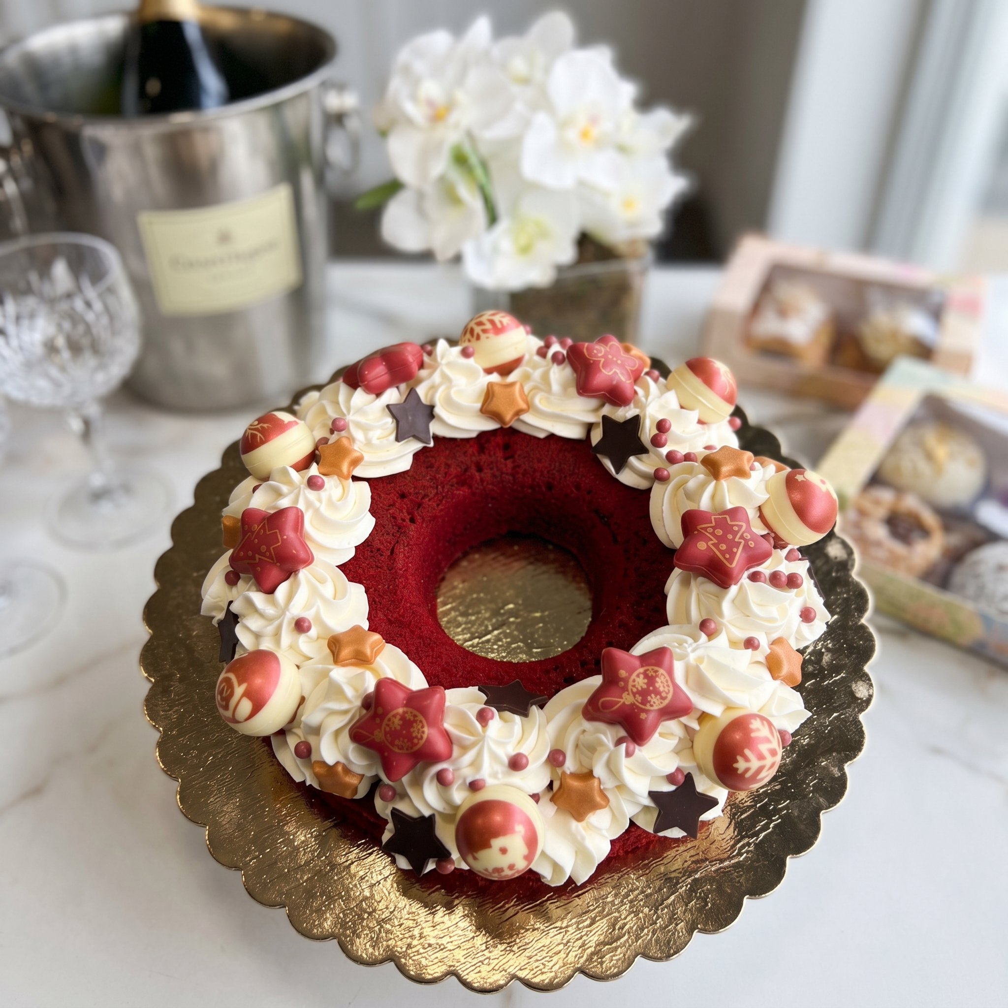 Torta di compleanno decorata con panna e decorazioni su prenotazione