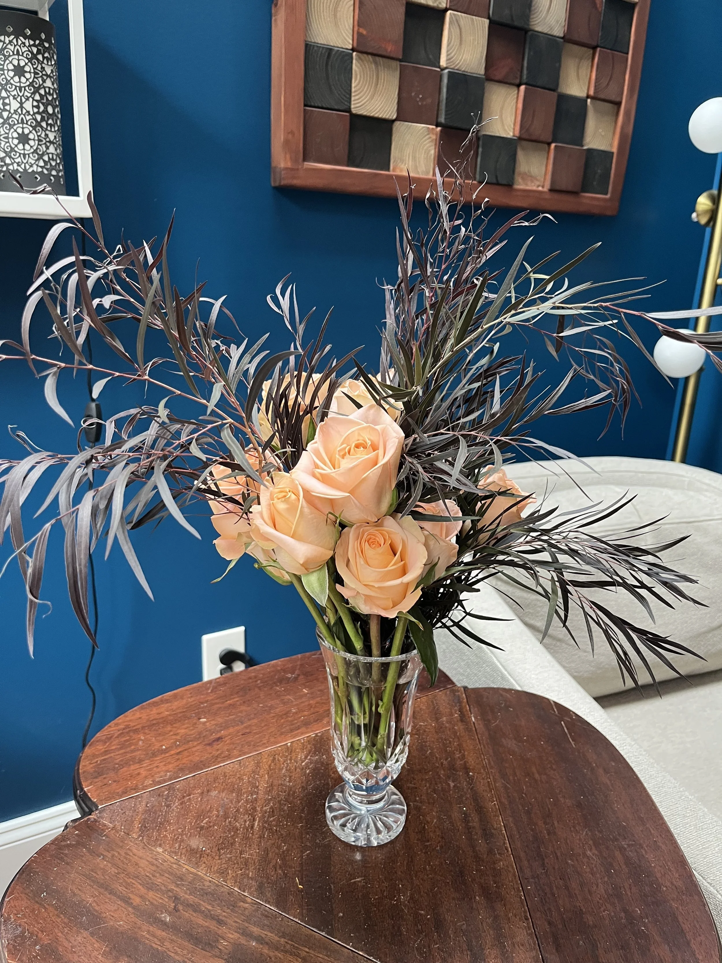 Cute peach rose bouquet in crystal vase.