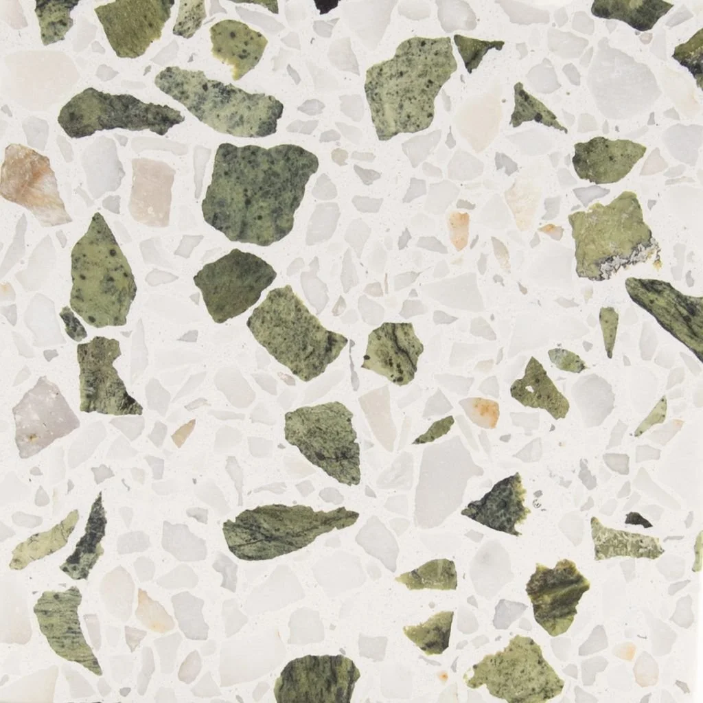 Piastrelle in pietra con frammenti verdi e beige.