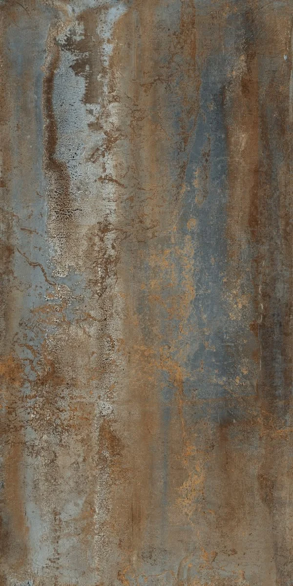 Superficie di metallo arrugginito con sfumature di marrone, blu e grigio, e crepe superficiali.