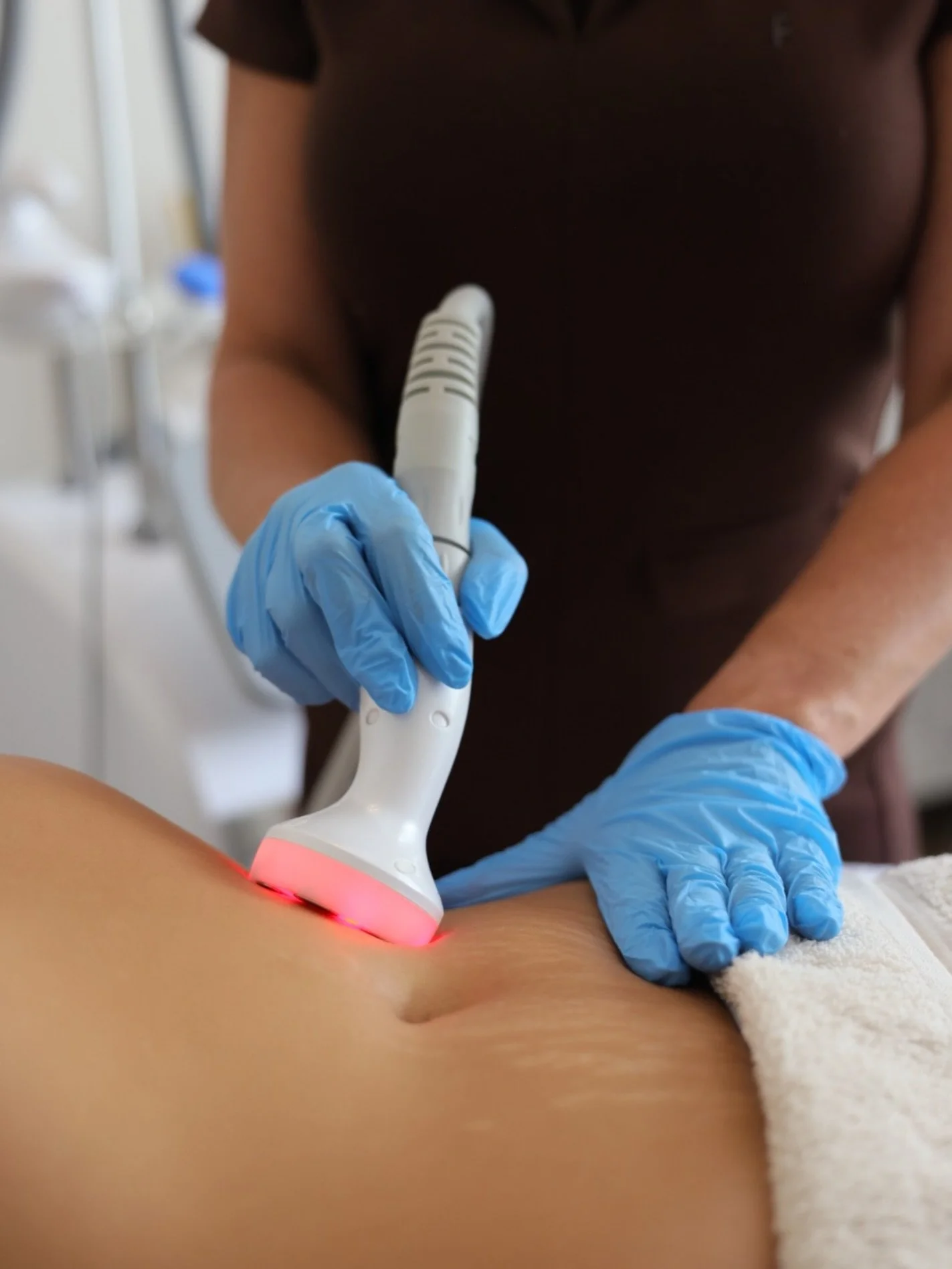 Wondering what RF actually does? 🤎

Radio Frequency uses controlled heat energy to warm the deeper layers of the skin, helping to stimulate your body&rsquo;s natural production of collagen and elastin.

This can help to:

✨ Tighten &amp; firm loose-
