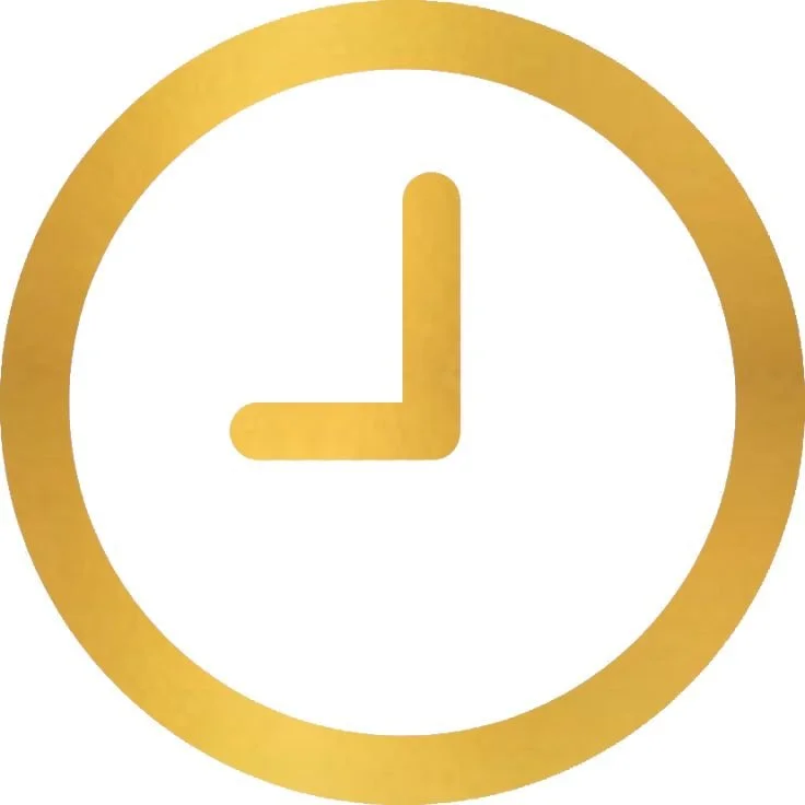 Ein einfache Uhr mit goldgelbem Rahmen und Zeigern, die 3 Uhr anzeigen.