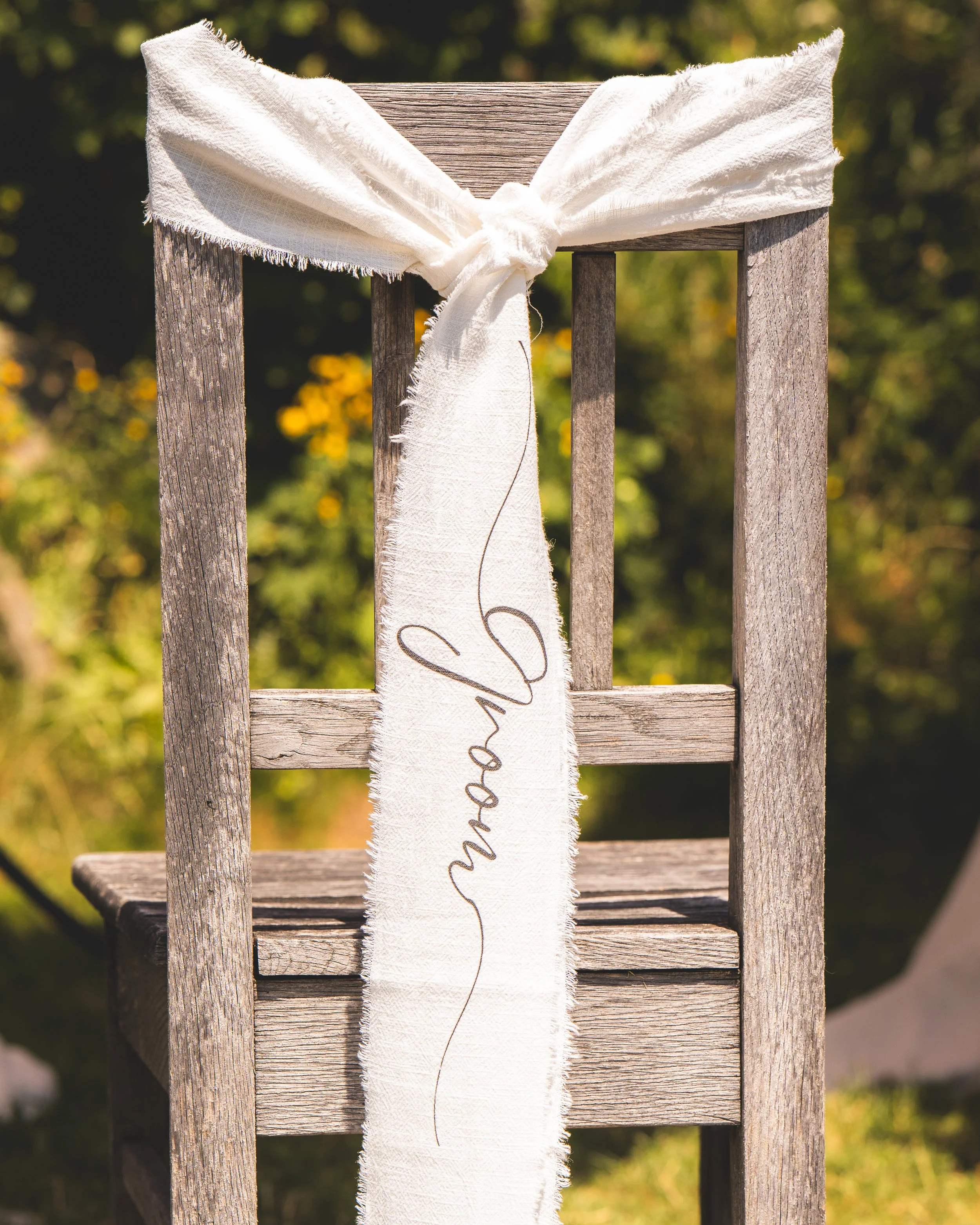 Holzstuhl mit Banderole darauf steht Groom