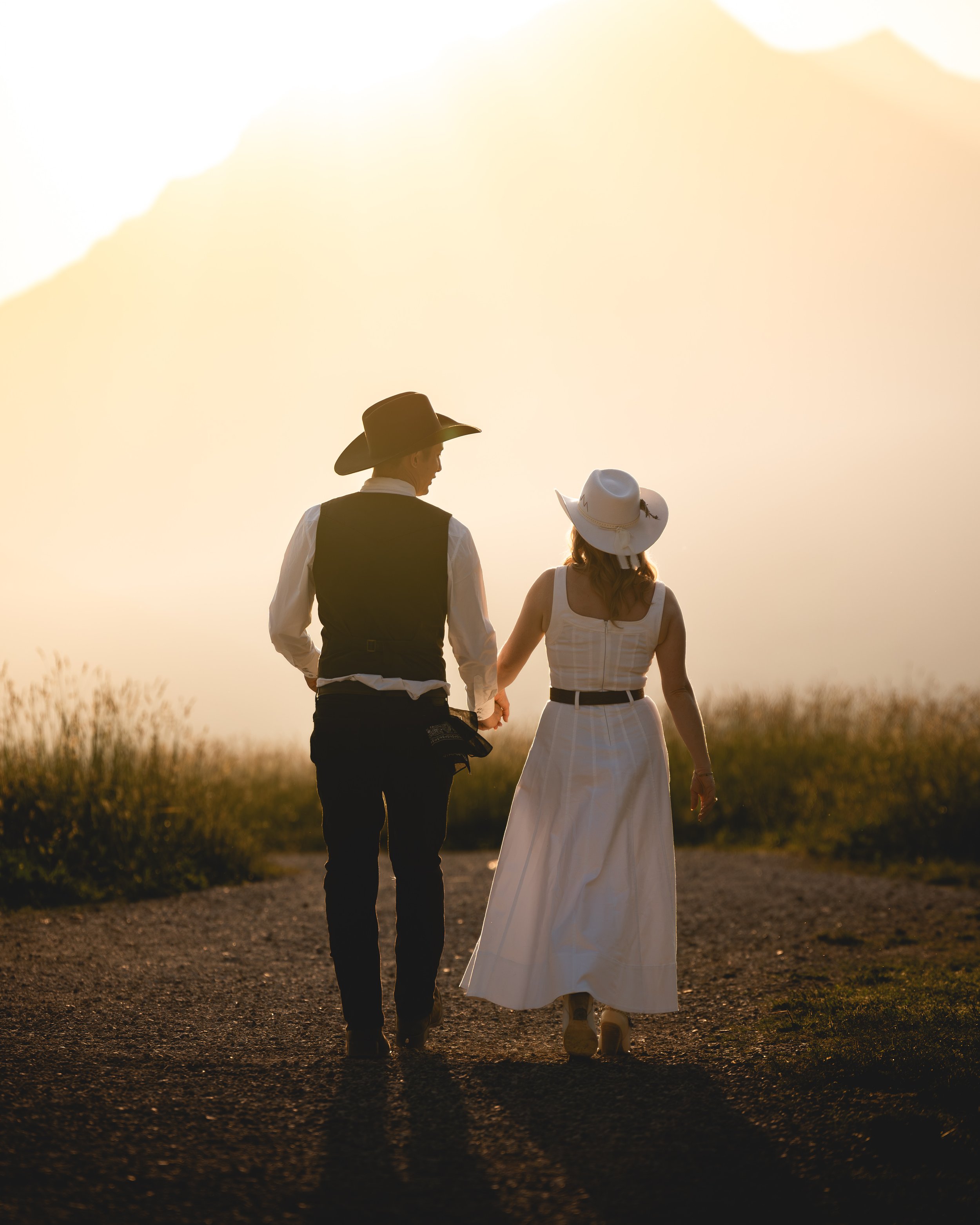 Western Wedding, ein Brautpaar im Sonnenuntergang