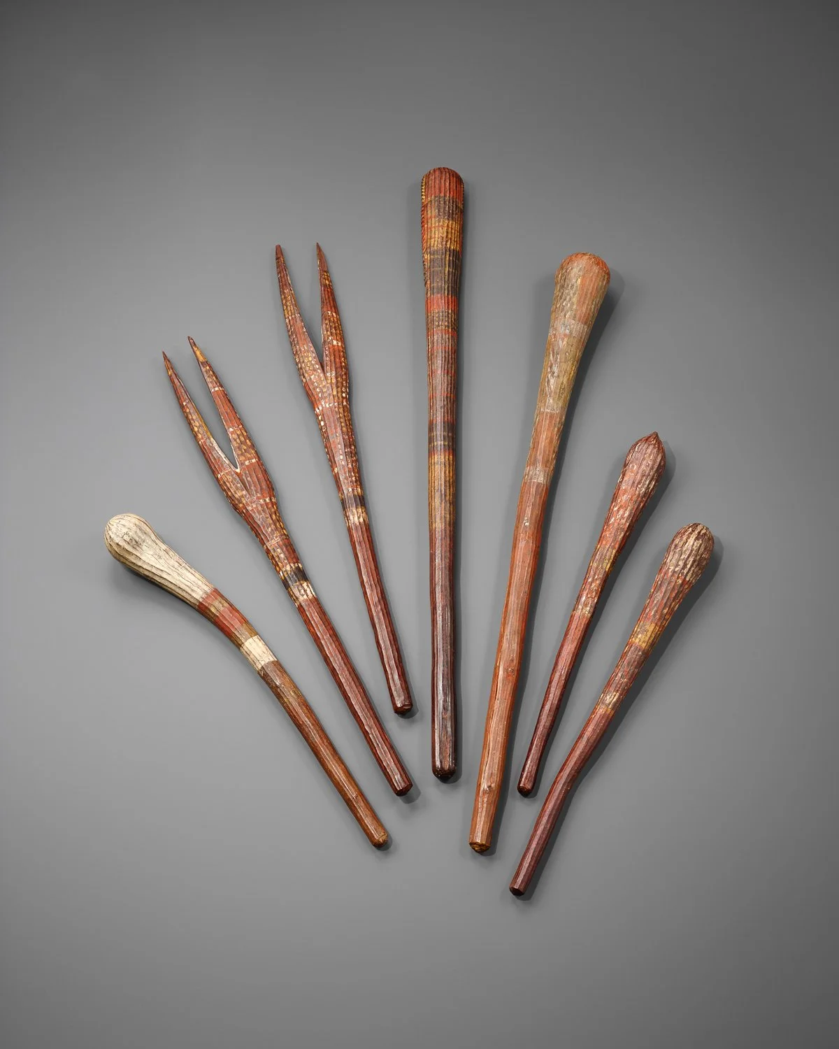 COLLECTION D’ARMES DE JET ET BÂTONS DE DANSE