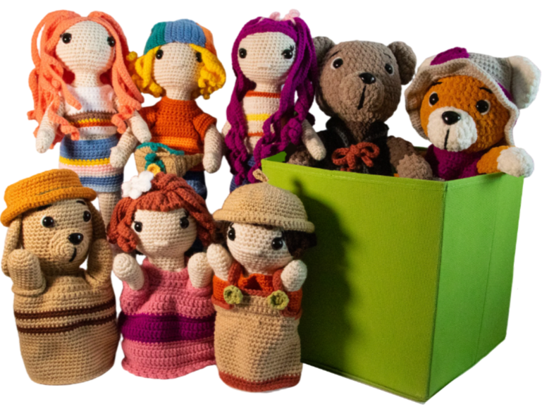 Des compagnons faits main au crochet. Découvrez des oursons, poupées et marionnettes réalisés à la main avec soin pour apporter douceur, imagination et réconfort.