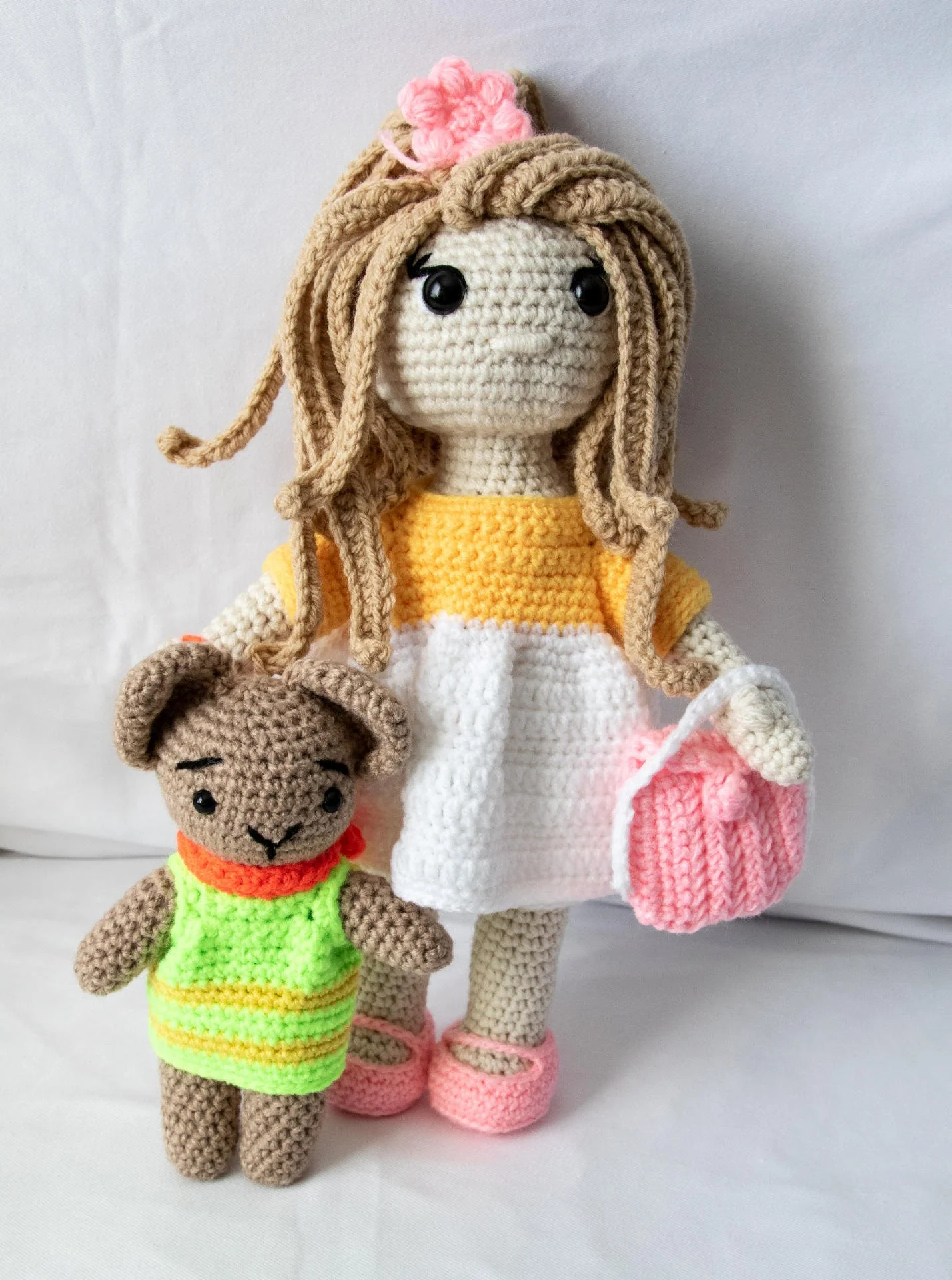 Poupée au crochet avec son petit ourson