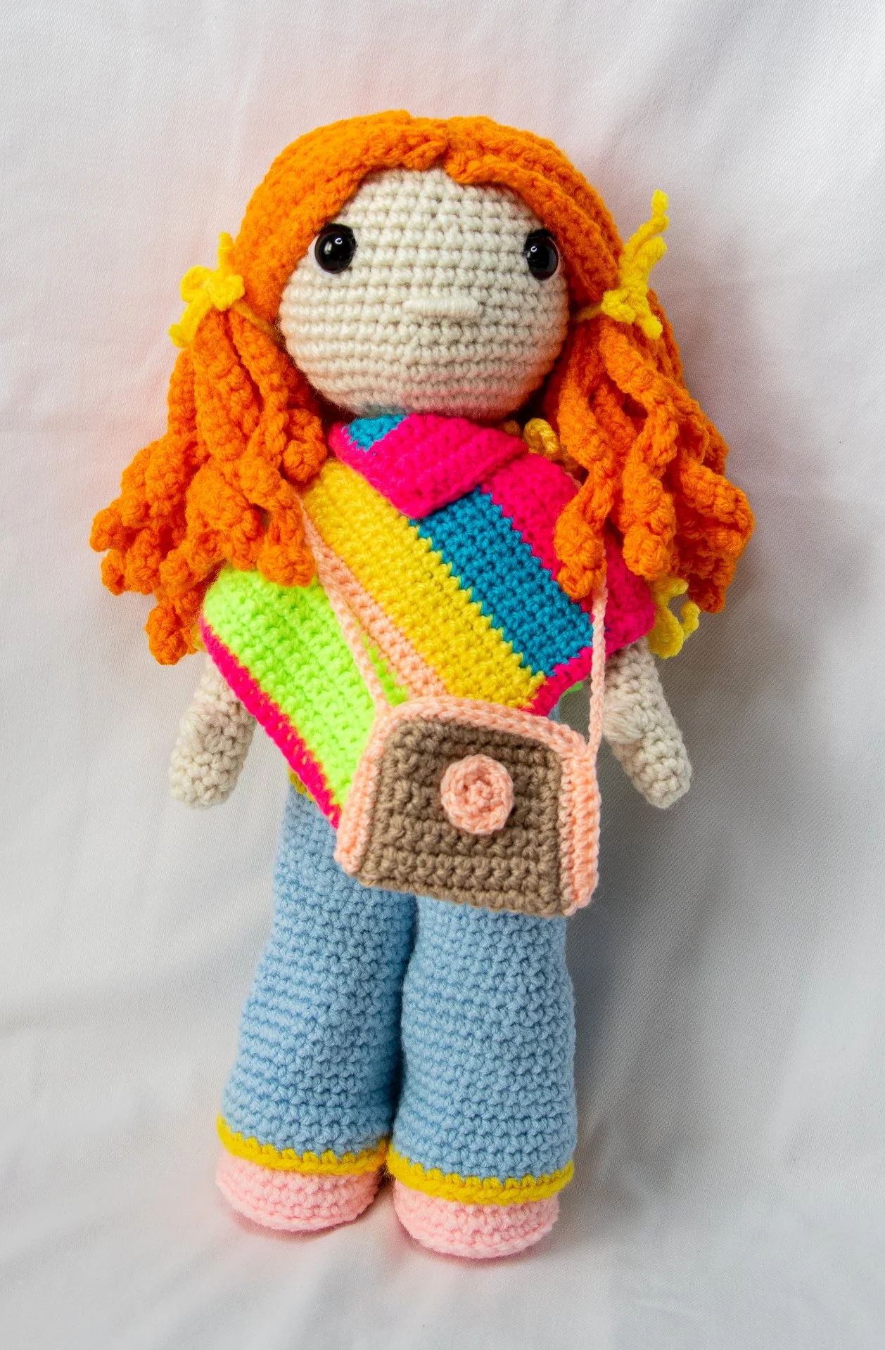 Poupée au crochet habillée d'un poncho multicolore