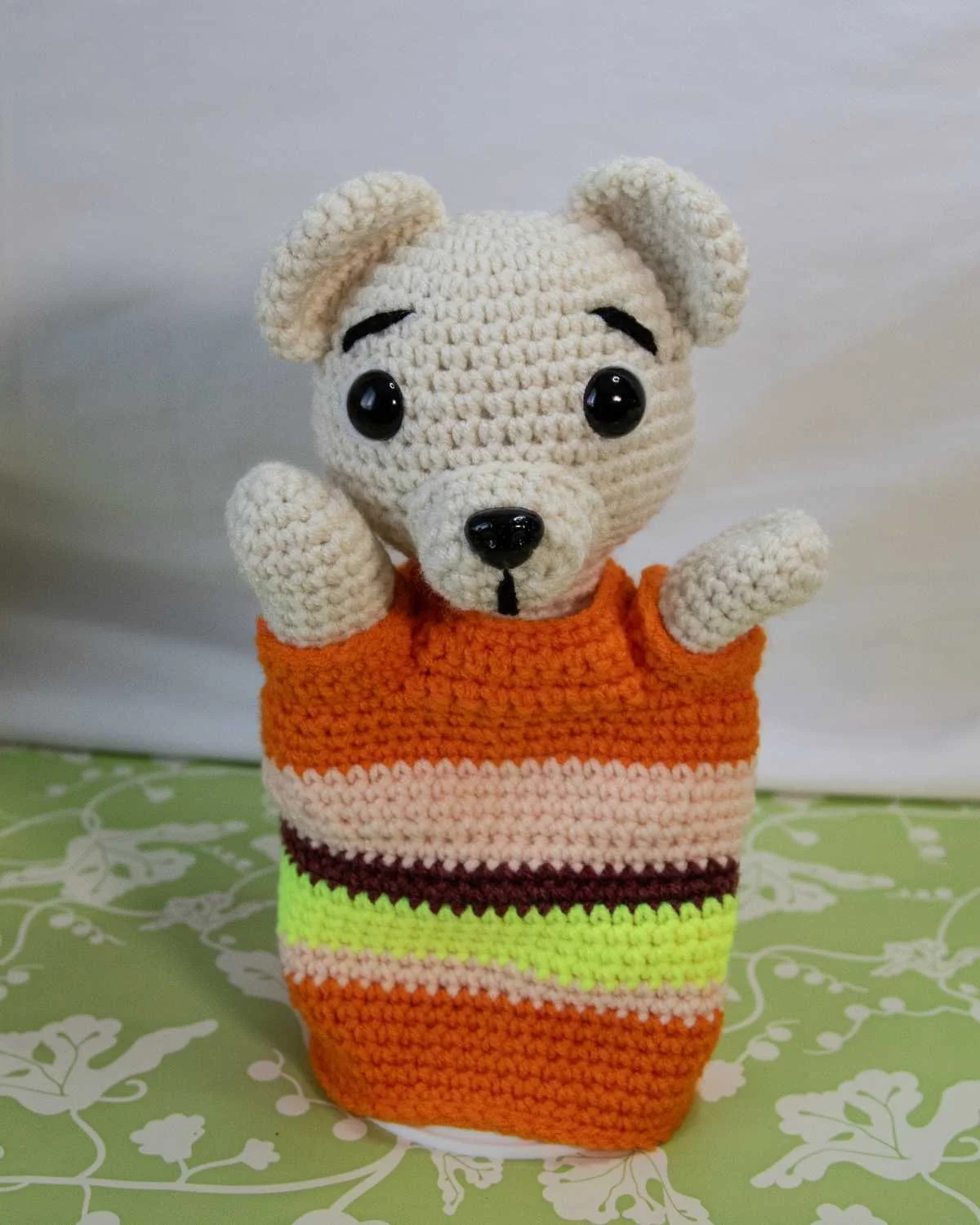 Marionnette petit ourson avec gilet coloré