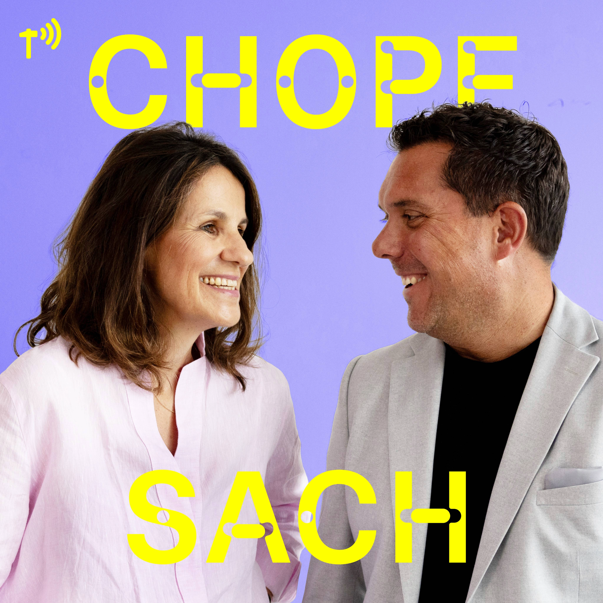 The podcast hosts from Chopfsach, including Judith Kronbach. Two people, a woman and a man, facing each other and smiling, with a blue background and large yellow text overlay.