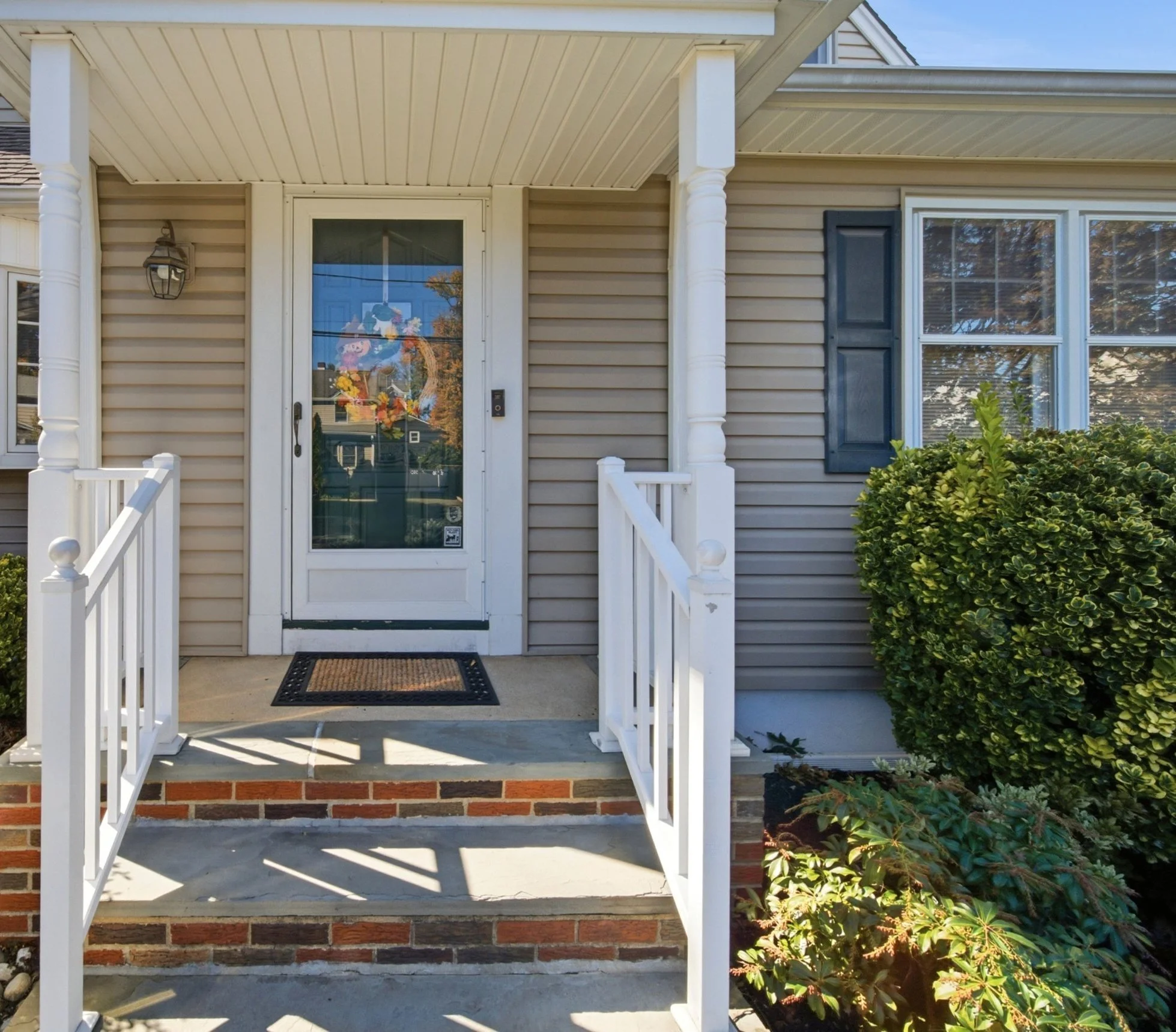 Cape Cod, front entry