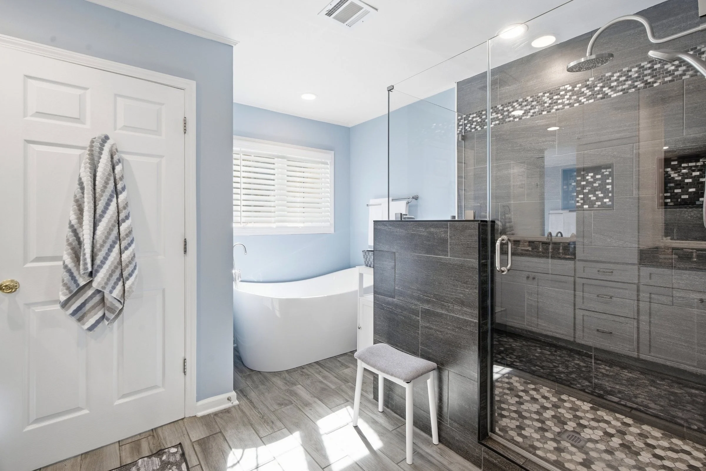 Primary bath with soaking tub