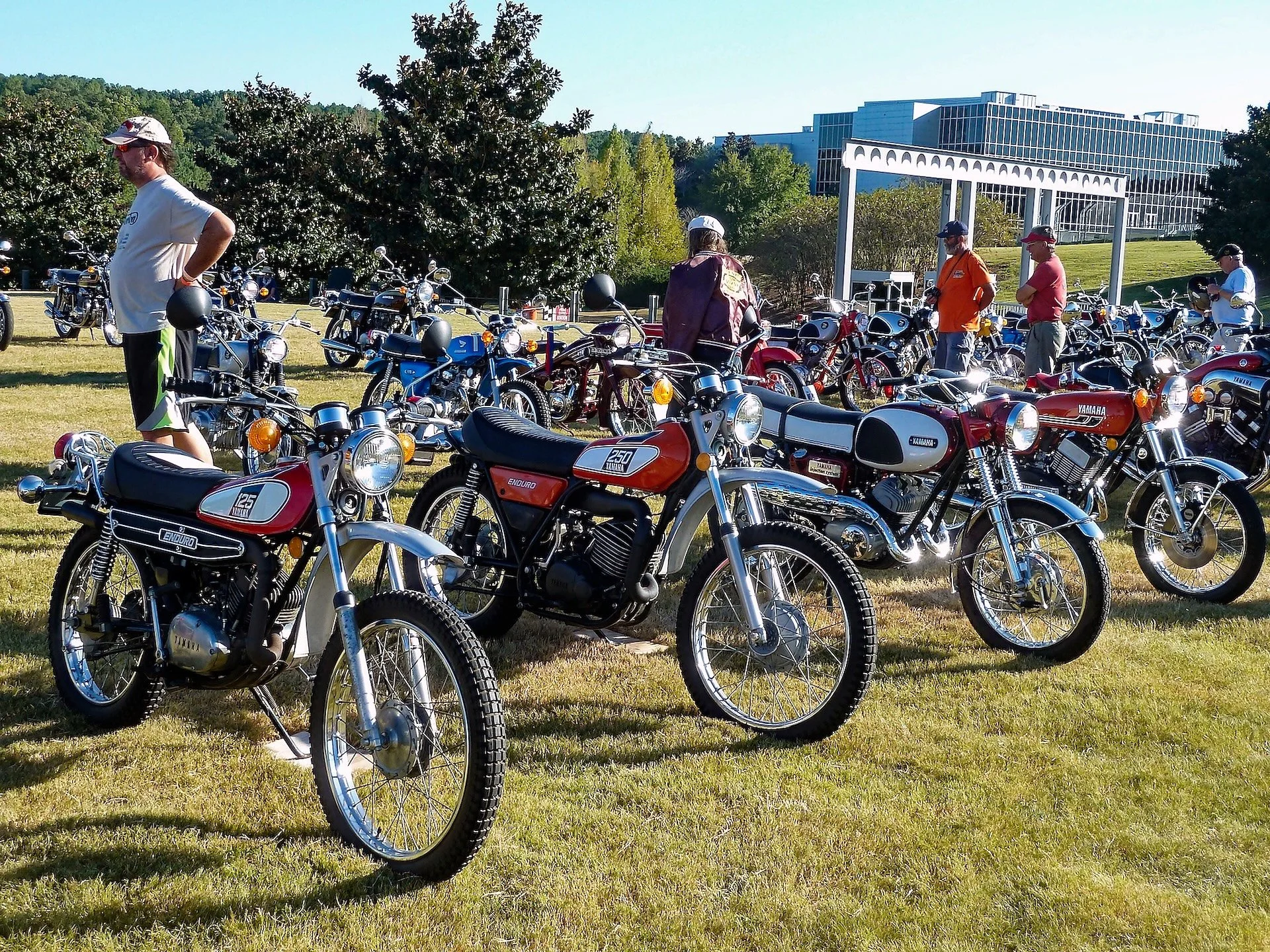 Vintage Yamahas at the VJMC meet.