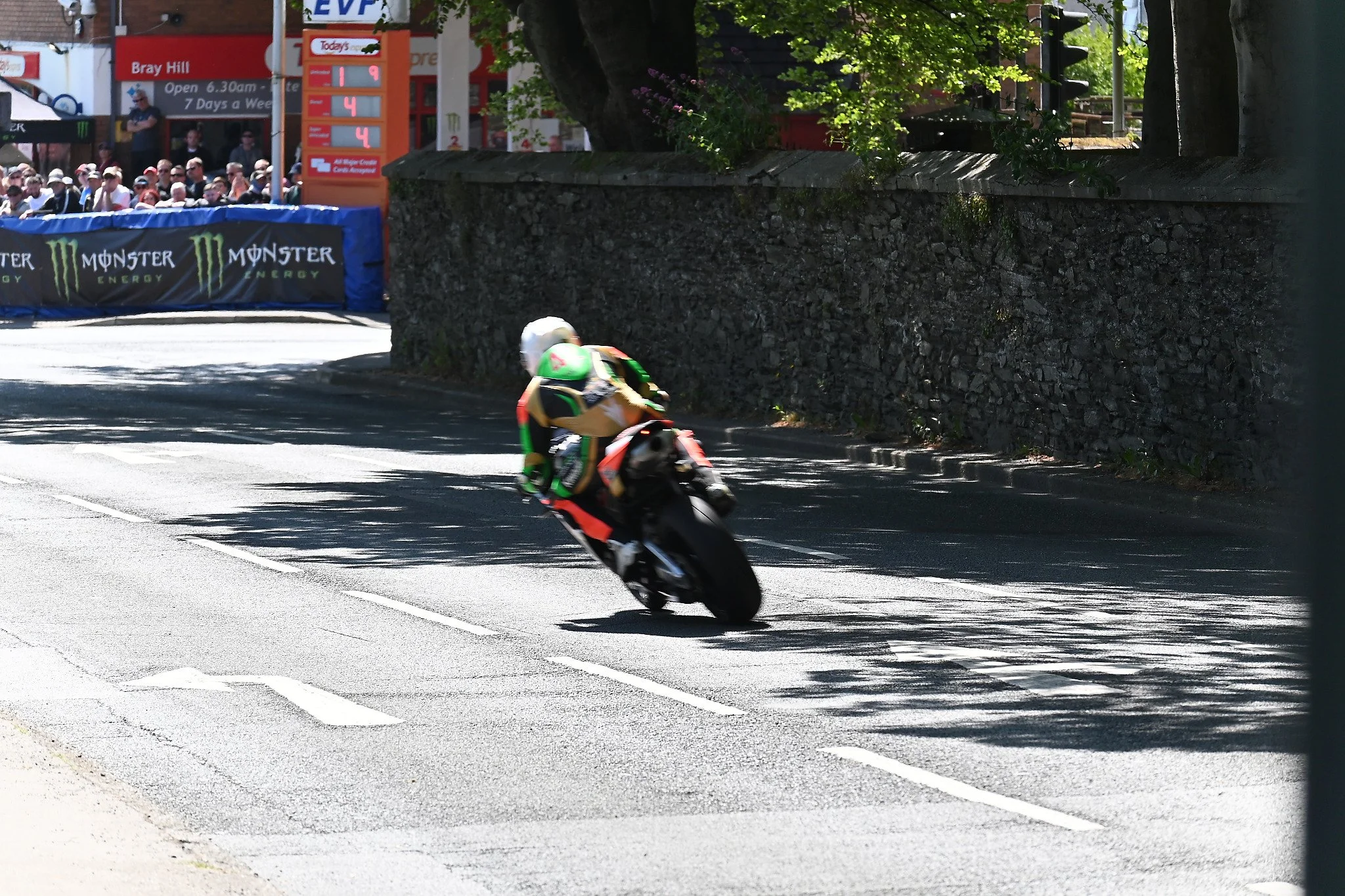 #42 Tom Weeden - 600 Yamaha - Club 77 / JAB racing heads towards St Ninians at the top of Bray Hill. Photo taken on Glencrutchery Road.