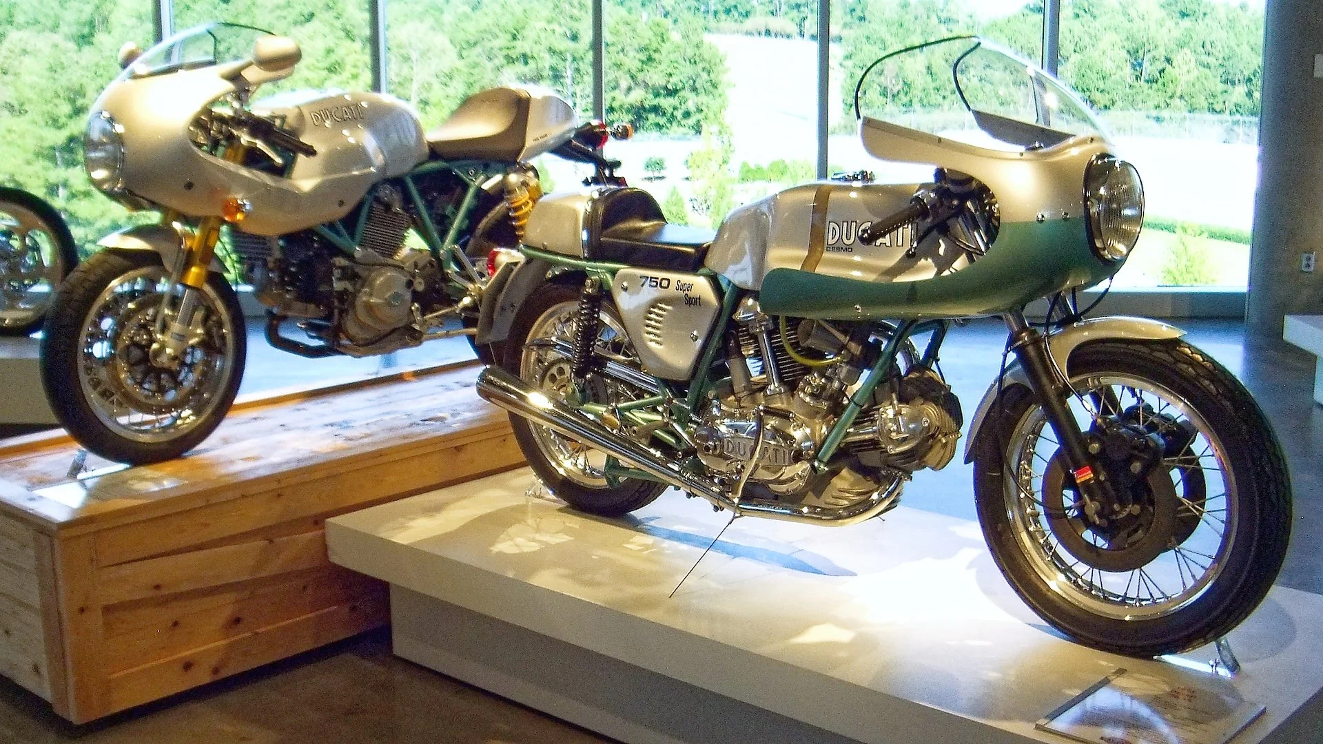2006 Ducati Paul Smart 1000 LE (L), 1974 Ducati 750 SS (R).